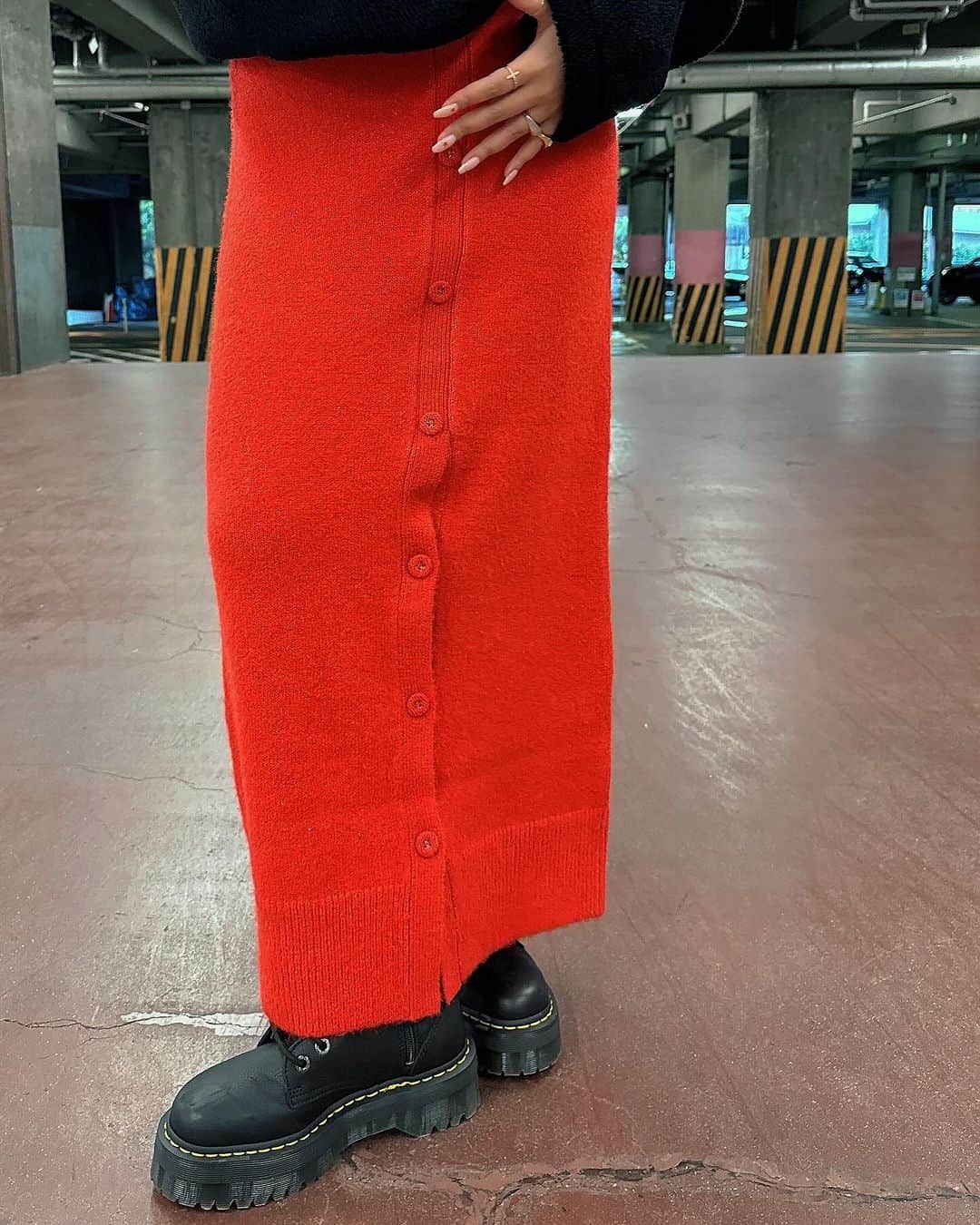 金子若菜さんのインスタグラム写真 - (金子若菜Instagram)「⠀  赤とグレーがずっと好き。 (グレーどこにもねぇ)  ⠀ @amail_official のニットスカートを本日はポイントに🌹 自転車も余裕で漕げたよ。 (良い子はマネしないで下さい)  #AMAIL #PR」12月4日 18時12分 - wakana__kaneko