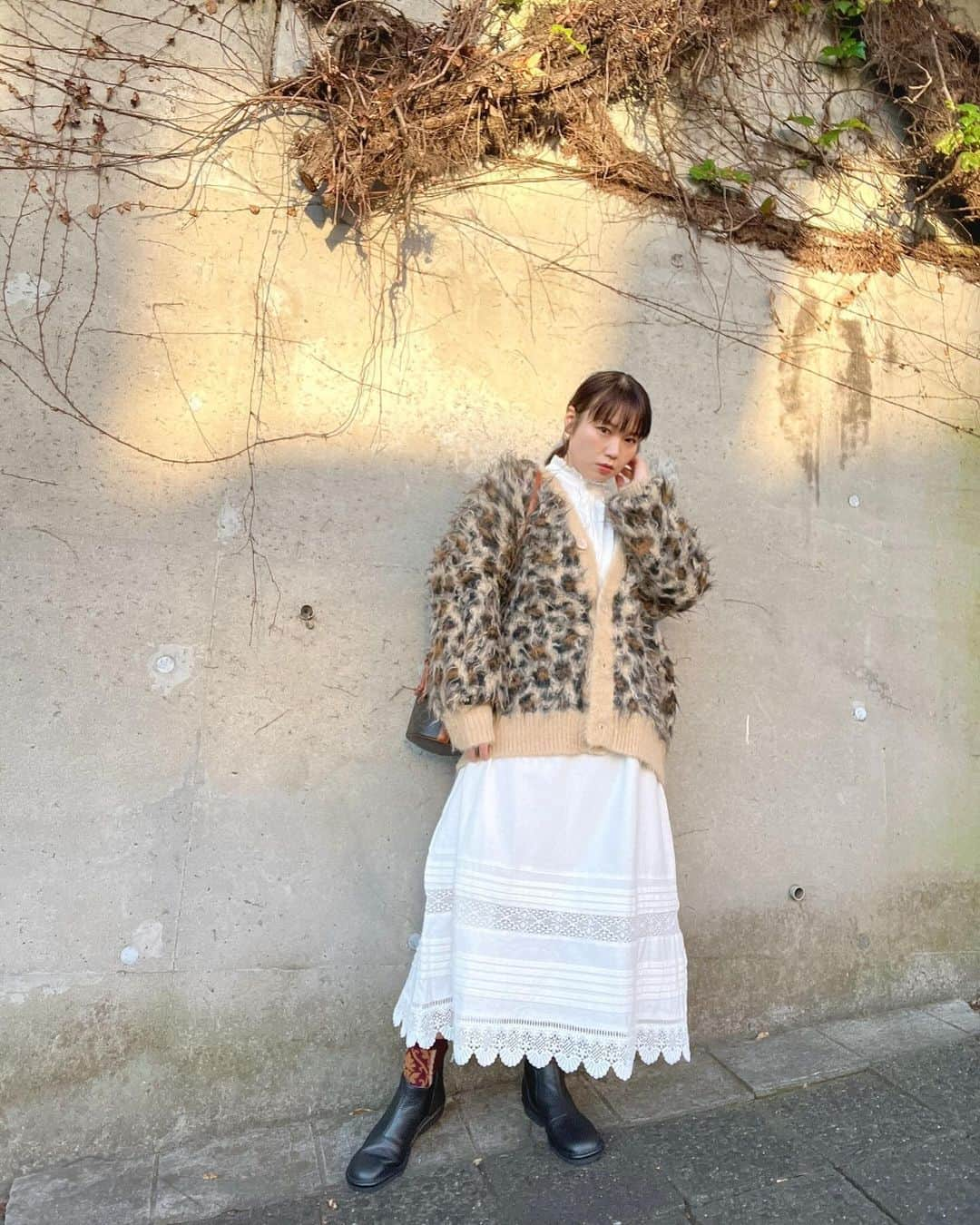 小川みこさんのインスタグラム写真 - (小川みこInstagram)「. こんばんは♪ みんなに嬉しいお知らせ✨ 12/9(土)12:00-18:00 at文友舎 @felissimo_official さん✖️ @lafarfa_jp  スペシャル試着会が開催されます💓 . 普段試着できないアイテムが試着できるチャンス！！ しかも @iedit_felissimo  @mede19f_official  @flufeel_felissimo  @sunnyclouds.official  @syrupfelissimo  @liveincomfort_felissimo  @andmyera_felissimo  @350standard  IEDITさんを中心に全8ブランドが参加😍✨✨✨ . 当日は @i_am_osamu さん、 @gori_riiin さんと一緒に 会場にいるので 是非是非気軽にお越しください🚶🩷 予約などなしの来るだけでOK🙆 . 来てくれたらいい事あるかも…？♡ . . ラファーファのインタビュー記事とか 私服を見てもらえると分かるかもだけど 本当に #mede19f さんは好きなブランドで みんなにご紹介できる事が本当に嬉しい☺️ . 今回のコーデで特におススメは ヴィンテージライク ネグリジェ風ワンピース✨ オールシーズン使えそうなのはもちろん ガーリーにもできるし 甘辛MIXにもできるからコーデの幅が広い🐣 1枚目と2枚目の写真でイメージ全然違くない？？ . ディテールにもこだわってて 色んなレースも使われてるから 長年に渡って着れる 大人可愛いには必須アイテム！ . . 商品タグつけたから他のアイテムもチェックよろしく🫶 . あと、フェリシモさんのサイズ•テイスト豊富な 全8ブランドを分かりやすくまとめたWEBページもあるからそっちも見てみて♡ . . #PR #フェリシモ #felissimo  #iedit #メデジュウキュウ  #シロップ#flufeel  #sunnyclouds #liveincomfort #threefiftystandard  #ラファーファ #大人カジュアル  #大きいサイズのお洒落  #ぽっちゃりコーデ  #ぽっちゃり女子  #おしゃれ好き #plussize  #plussizefashion」12月4日 18時14分 - miiiiiiiico25