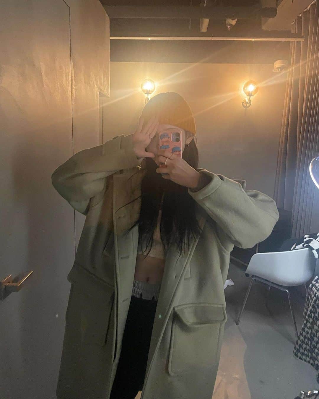 Yoonbitnaのインスタグラム：「이제껏 다녀본 왁싱샵 중 최고라 완전 추천드리는 @raybin_waxing @hyebin.z 🌟 순식간에 끝나서 너무 놀랬구..  인테리어, 분위기 , 사장님의 미모까지 완벽😮♥️ 조명도 적당해 편안하게 시술 받으실 수 있어요!  애견동반 가능하며! 야외 테라스도 엄청 넓어요!  휴식공간에는 인생사진도 건질 수 있는 포토존이 있습니다!  꼭 가보세요!♥️」