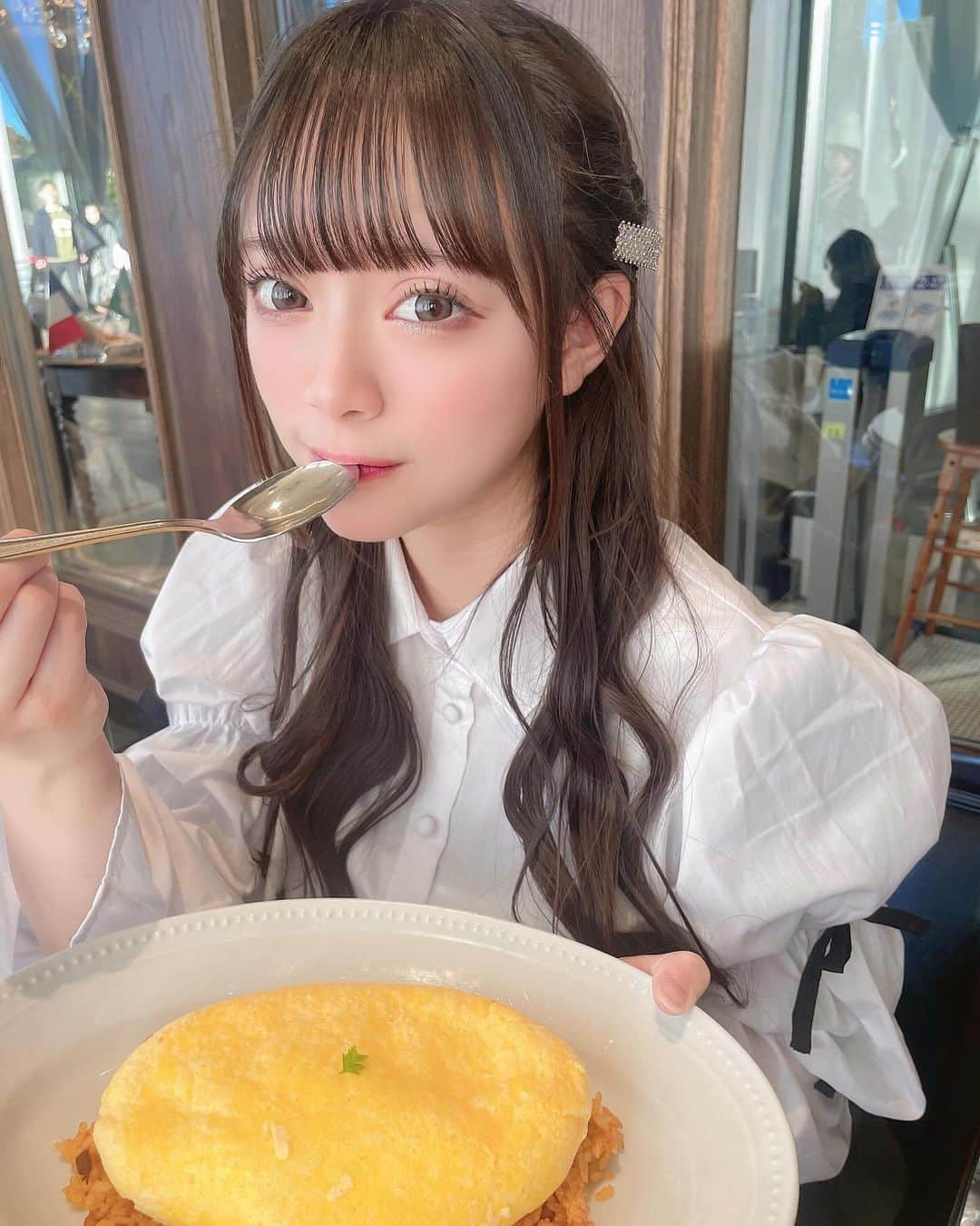 坂本理紗のインスタグラム：「1口いる?それとも私いる? ・ ・ ・ 我ながら何言ってんだろはは  #原宿カフェ  #フレンチガーリー  #ブラウスコーデ  #地下アイドル  #彼女感  #05」