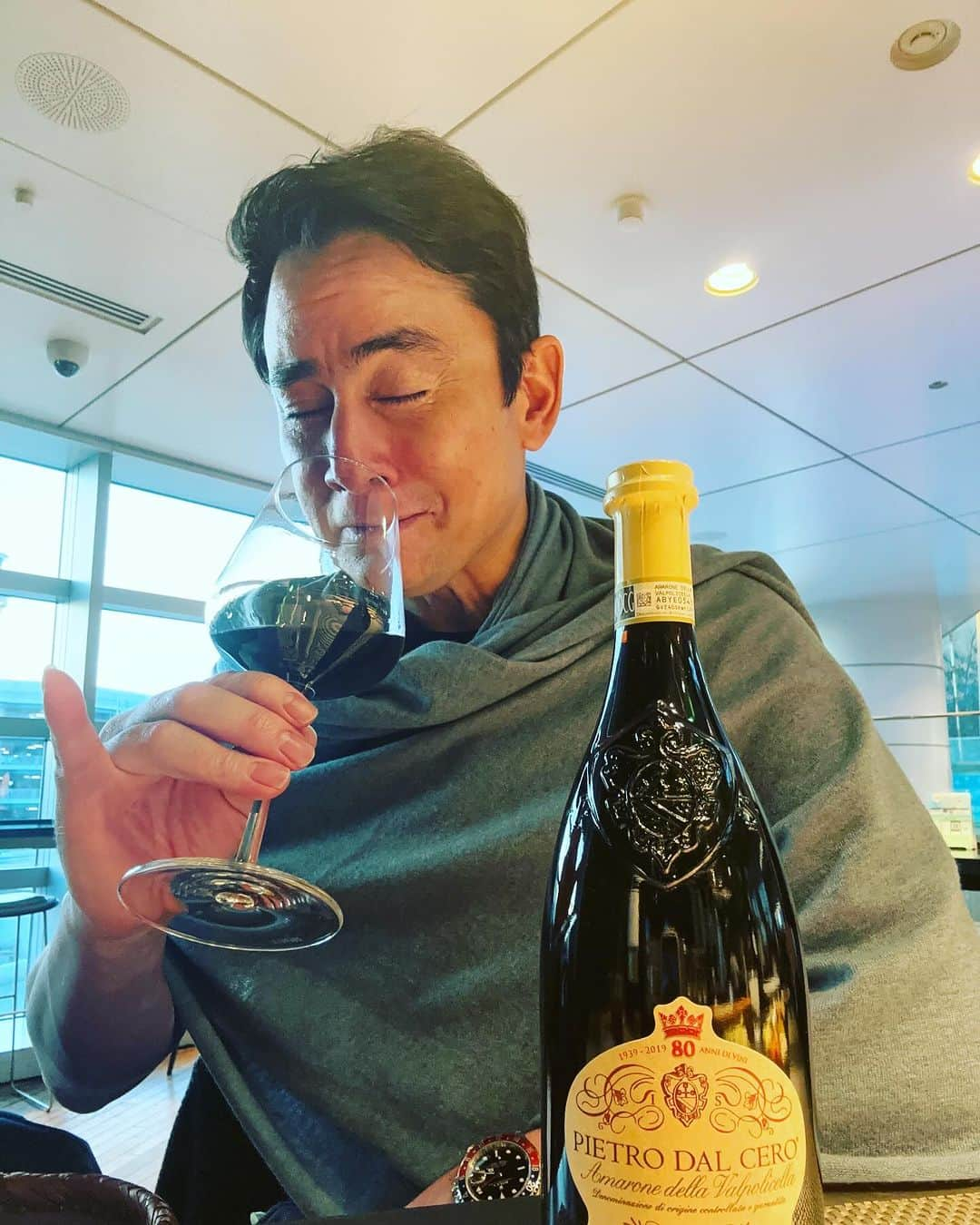 野口健さんのインスタグラム写真 - (野口健Instagram)「この一月半、全国行脚、頑張りました。とにかく羽田空港に行く事が多く、気がついたらピーロートに吸い込まれてしまい…店長のマジックにまんまとハマり… しかし、この時間があったからこそ忙しい中においても心を失わなかったのかも。という事で忙しい時にこそワイン！！！  今日は禁酒デーです😢  #野口健#ピーロート」12月4日 18時15分 - noguchiken8848