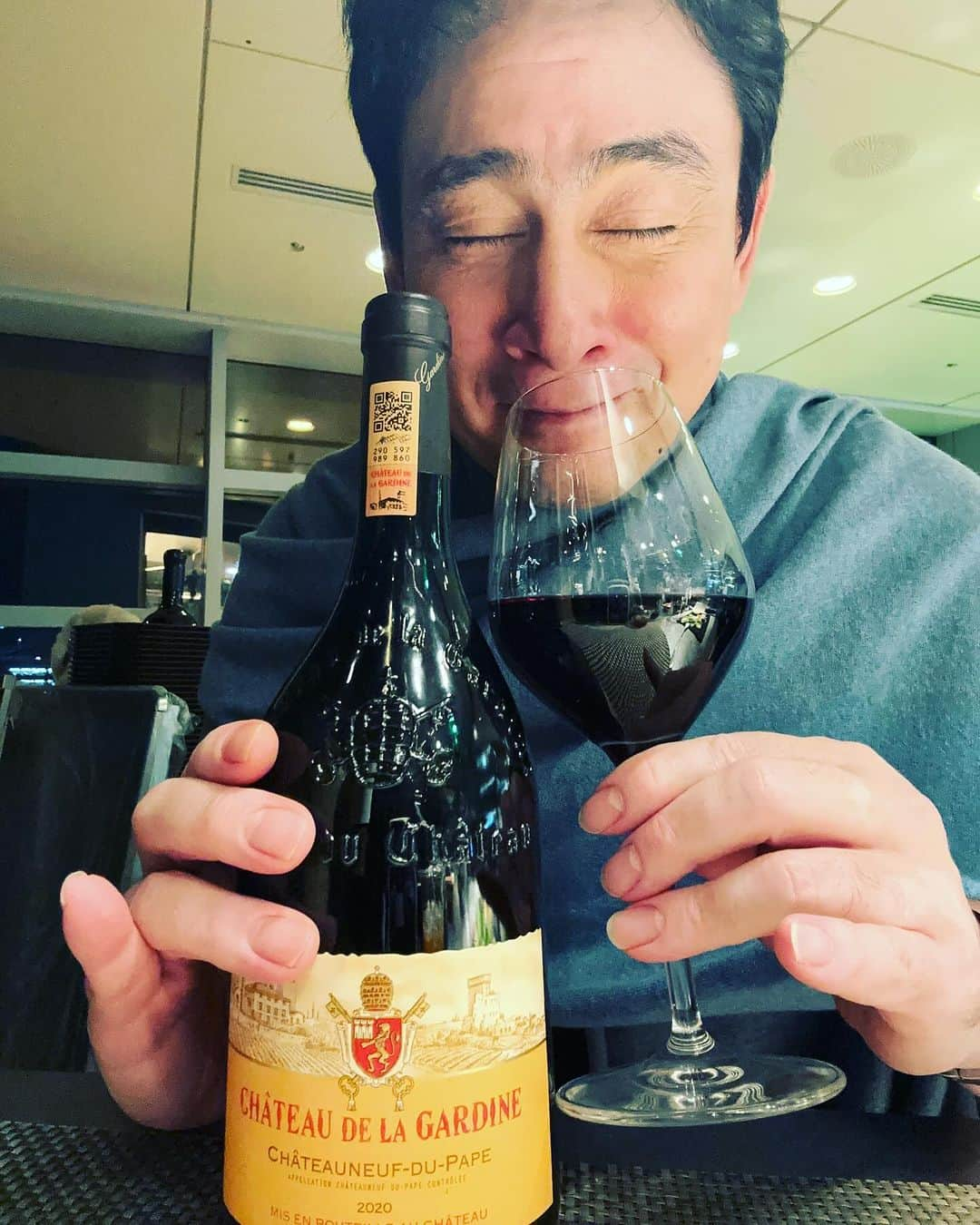 野口健さんのインスタグラム写真 - (野口健Instagram)「この一月半、全国行脚、頑張りました。とにかく羽田空港に行く事が多く、気がついたらピーロートに吸い込まれてしまい…店長のマジックにまんまとハマり… しかし、この時間があったからこそ忙しい中においても心を失わなかったのかも。という事で忙しい時にこそワイン！！！  今日は禁酒デーです😢  #野口健#ピーロート」12月4日 18時15分 - noguchiken8848