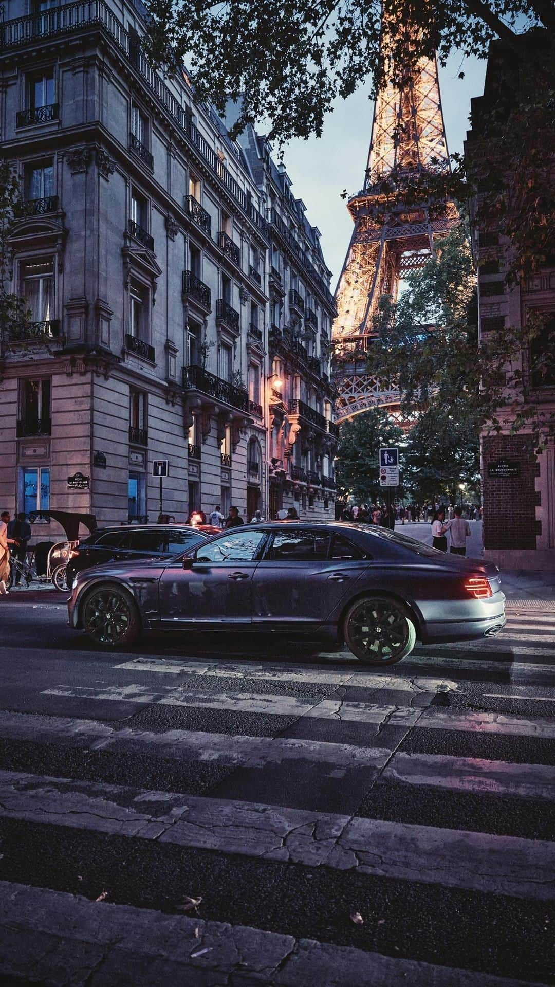 ベントレーのインスタグラム：「Paris? It’s always a good idea. Especially with the #Bentley #FlyingSpur. _ 🎥 @ramp.space • @studio.goico   #Three20pm #parisbynight」