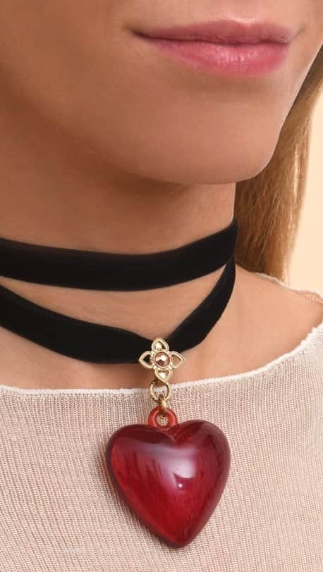 サテリットのインスタグラム：「Amour fou ♥️ Pour notre collier chocker, ce bijou d’inspiration baroque est sans hésitation la pièce forte de notre collection Porte - Bonheur.  Vous êtes crazy in love ? ♥️ Nous aussi  . #satelliteparis #bijoux #love #crazyinlove #bijouxhautefantaisie #bijoucoeur  #bienvenueailleurssatellite #boutiquessatellite #jewelry #bijouxfaitmain #paris」