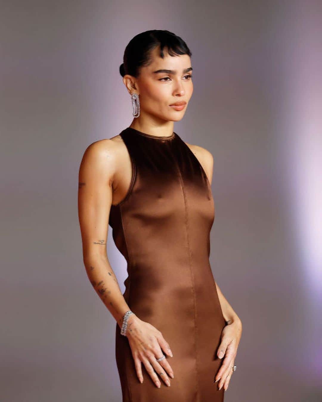 ELLE Polandのインスタグラム：「Z okazji tegorocznej Academy Museum Gala hollywoodzkie gwiazdy dały prawdziwy popis wieczorowych kreacji. Wśród gości organizowanego w Los Angeles wydarzenia znaleźli się m.in. Zoë i Lenny Kravitz, Hailey Bieber, Kendall Jenner, Selena Gomez czy Meryl Streep. ❤️」