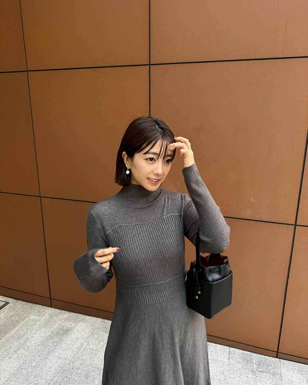 水田あゆみのインスタグラム：「楽ちんワンピな日💙  一枚でサラッと着れて生地も柔らかくて良いやつ☺️ 全然お腹も苦しくないしこの先まだまだ着れそうです！  dress: @crieconforto_official  bag: @milaowen_official   ちなみに色違いの黒も持ってます✨  マタニティ用に作られたお洋服じゃないもので着れるもの探すのは大変だけど楽しい♡  参考にしたいのでたくさん投稿してくださいって言ってもらってるけど、冬の妊婦の服装って難しいからちょこちょこになるけど投稿します☺️  #PR #crieconforto」