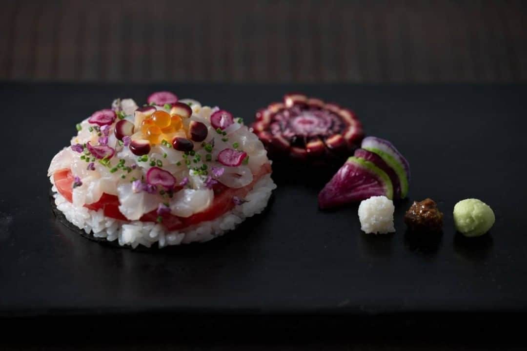 The Japan Timesさんのインスタグラム写真 - (The Japan TimesInstagram)「Chef Masato Nishihara moved to Nara in 2015 and soon won a growing reputation for the quality of his cooking. While steeped in the fundamentals of Japanese cuisine, he brought a refreshing vigor that seemed less hidebound by tradition. But it’s only since the pandemic that Tsukumo has fully blossomed.  Taking advantage of the downturn in business, in 2021 Nishihara moved into new, custom-built premises in a freestanding house that melds the best of modern and traditional architecture. Located on the southern fringe of Naramachi — the grid of commercial streets of the old town — this was much more than just a change of address. It was an opportunity to establish Tsukumo in a setting worthy of its sophisticated, creative cuisine. Read more with the link in our bio.  📸: Takao Ohta  #japan #nara #japanesefood #japanesedining #kaiseki #traveljapan #japantimes #日本 #奈良 #奈良県 #日本料理 #料理 #食べ物 #食事 #レストラン #懐石料理 #ジャパンタイムズ #🍽」12月4日 18時18分 - thejapantimes