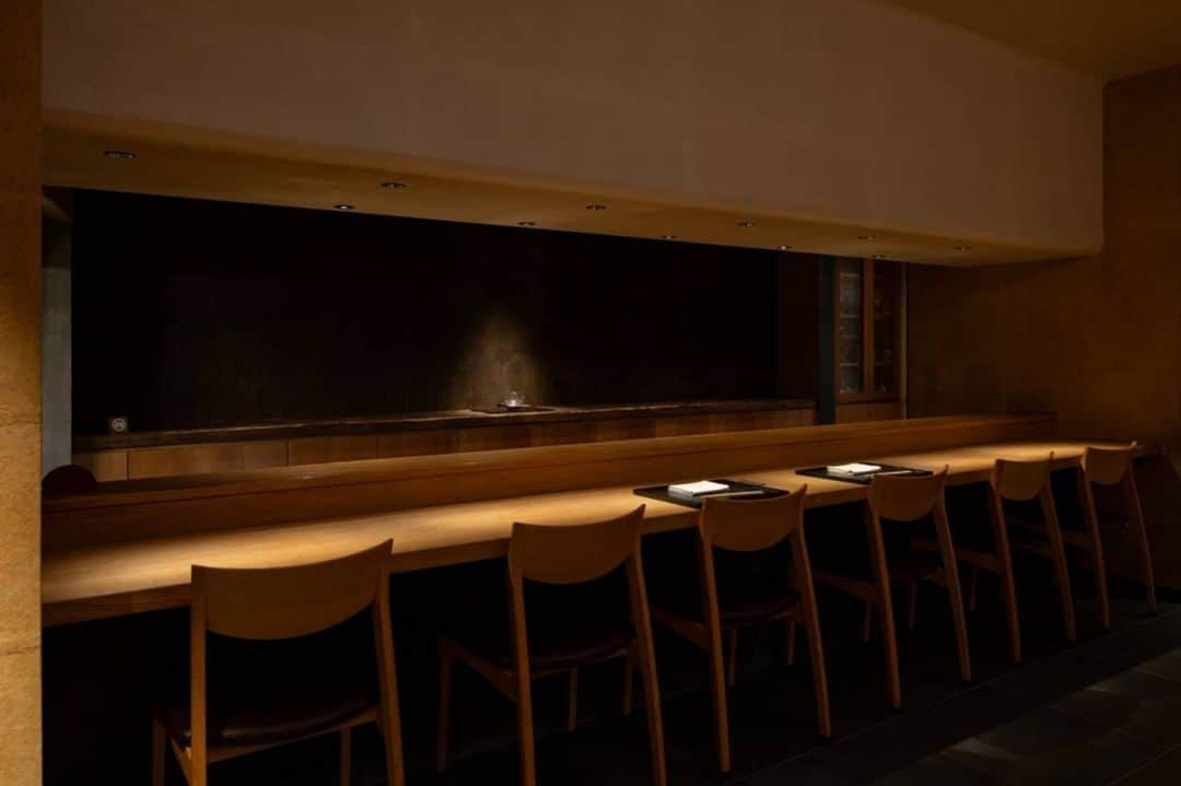 The Japan Timesさんのインスタグラム写真 - (The Japan TimesInstagram)「Chef Masato Nishihara moved to Nara in 2015 and soon won a growing reputation for the quality of his cooking. While steeped in the fundamentals of Japanese cuisine, he brought a refreshing vigor that seemed less hidebound by tradition. But it’s only since the pandemic that Tsukumo has fully blossomed.  Taking advantage of the downturn in business, in 2021 Nishihara moved into new, custom-built premises in a freestanding house that melds the best of modern and traditional architecture. Located on the southern fringe of Naramachi — the grid of commercial streets of the old town — this was much more than just a change of address. It was an opportunity to establish Tsukumo in a setting worthy of its sophisticated, creative cuisine. Read more with the link in our bio.  📸: Takao Ohta  #japan #nara #japanesefood #japanesedining #kaiseki #traveljapan #japantimes #日本 #奈良 #奈良県 #日本料理 #料理 #食べ物 #食事 #レストラン #懐石料理 #ジャパンタイムズ #🍽」12月4日 18時18分 - thejapantimes