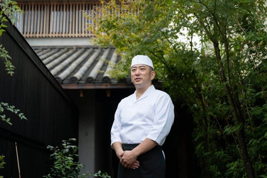 The Japan Timesのインスタグラム：「Chef Masato Nishihara moved to Nara in 2015 and soon won a growing reputation for the quality of his cooking. While steeped in the fundamentals of Japanese cuisine, he brought a refreshing vigor that seemed less hidebound by tradition. But it’s only since the pandemic that Tsukumo has fully blossomed.  Taking advantage of the downturn in business, in 2021 Nishihara moved into new, custom-built premises in a freestanding house that melds the best of modern and traditional architecture. Located on the southern fringe of Naramachi — the grid of commercial streets of the old town — this was much more than just a change of address. It was an opportunity to establish Tsukumo in a setting worthy of its sophisticated, creative cuisine. Read more with the link in our bio.  📸: Takao Ohta  #japan #nara #japanesefood #japanesedining #kaiseki #traveljapan #japantimes #日本 #奈良 #奈良県 #日本料理 #料理 #食べ物 #食事 #レストラン #懐石料理 #ジャパンタイムズ #🍽」