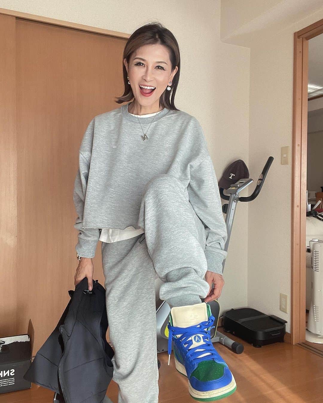 Naoko（なおこ）さんのインスタグラム写真 - (Naoko（なおこ）Instagram)「🫡 🫡 🫡 見事に全身 @myproteinjp   クロップドシャツ ダウンベスト スウェットパンツ アレイリメイジョーダン 靴以外 全部だね。 昔は霜降りと呼んだ この色が スウェットの王道。  『12月は いつもの3倍はやくすぎる説』  🫠🫠🫠🫠🫠🫠🫠🫠🫠🫠  💅マグネットネイルだ。  #筋トレ女子 #フィットネス女子#フィットネス#Fitness#筋トレ女子と繋がりたい #筋トレ好き#筋トレ好きと繋がりたい#減量 #くびれ#美ボディ #アラフィフ#アラフィフコーデ#ボディメイク #50代#健康 #熊本 #kumamoto」12月4日 18時20分 - smile_naohibi