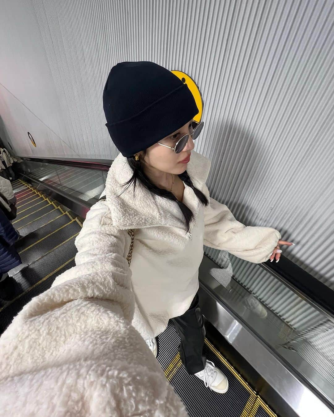 森暖奈さんのインスタグラム写真 - (森暖奈Instagram)「魂どっかに忘れてきたのかと思うくらい11月はぼーっとしちゃったなぁ、、🫠 (おかげでうっかりチャージ完了🔋) ということで超絶怒涛の12月はじまりはじまり❤️‍🔥  今日はさっそく @1f_clothing のプルオーバーを。 下にキャミソールしか着てないけどぽっかぽか！撥水加工もすごいらしくてさすが @ishidakazuho 🫶 素材、形、着心地、スペック全てがガーサス。  2週間後素敵なわたしになっていたいので、まず痩身エステ行ってそれから大信頼の @tokyo_hills_clinic でボトックスしてきました🫡経過はまたストーリーなどするね❤️‍🔥  怠けてた分取り戻すのに必死な2週間になりうでちょっとワクワクすらしている🤣  銀杏きれいだったなぁ 億年ぶりにカラコンにハマりました 同じようなセルフィーばかりだなぁ おわり。🫶」12月4日 18時20分 - moriharuna71