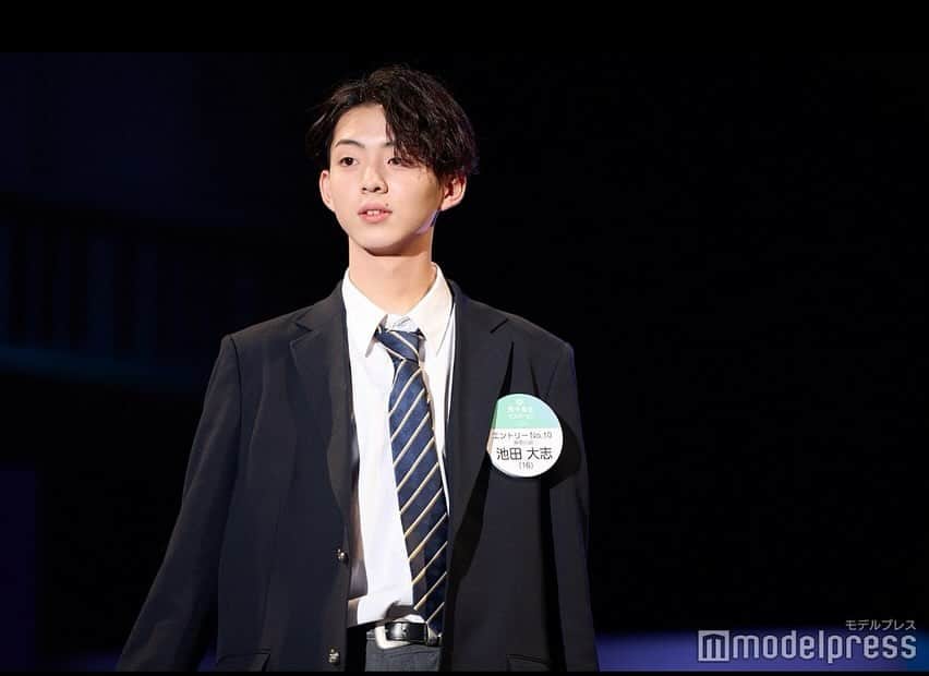 池田大志さんのインスタグラム写真 - (池田大志Instagram)「男子高生ミスターコン2023 応援ありがとうございました。   どの賞も取れず、残念な結果になってしまいましたが、ここまで応援してくれたファンの皆様、本当にありがとうございました。 ファイナリストになるまでも、ミクチャでの配信や投票など、たくさんの協力があったから立てた舞台です。   そして、合宿でお世話になった先生方、演技もダンスも、歌もウォーキングも、全部未経験だった自分に、たくさんのことを教えていただき、本当にありがとうございました。合宿が始まった時より少しでも成長した姿を見せられていたら嬉しいです。   運営の皆様にも本当にお世話になりました、初めてエントリーしてから1年半の間、ここまで成長する居場所を僕に与え続けていただき、ほんとうに感謝しています。このミスターコンがなかったら、僕はこんなに成長していなかったです。   最後に、ファイナリストのみんな 何もかもが中途半端だった俺を、こんな俺を仲間に入れてくれて、最高のライバルになってくれてありがとう。みんなからはほんとにたくさんの刺激をもらった。みんながいなかったらこんなに最高の思い出も、成長した自分も見ることが出来なかった。ほんとに大好き。   賞を取ることは出来なかったけど、ほんとにほんとに最高の時間と貴重な経験をさせていただきました。 改めて、今まで僕と関わってくれたすべての皆様へ、   俺はこれからもどんどん成長して、たくさんの夢を叶えて、皆様に恩返しするので、また少し見守っていただけたらと思います。 本当に、本当にありがとうございました。   池田大志。      #男子高生ミスターコン   #池田大志」12月4日 18時20分 - taishi_ikeda