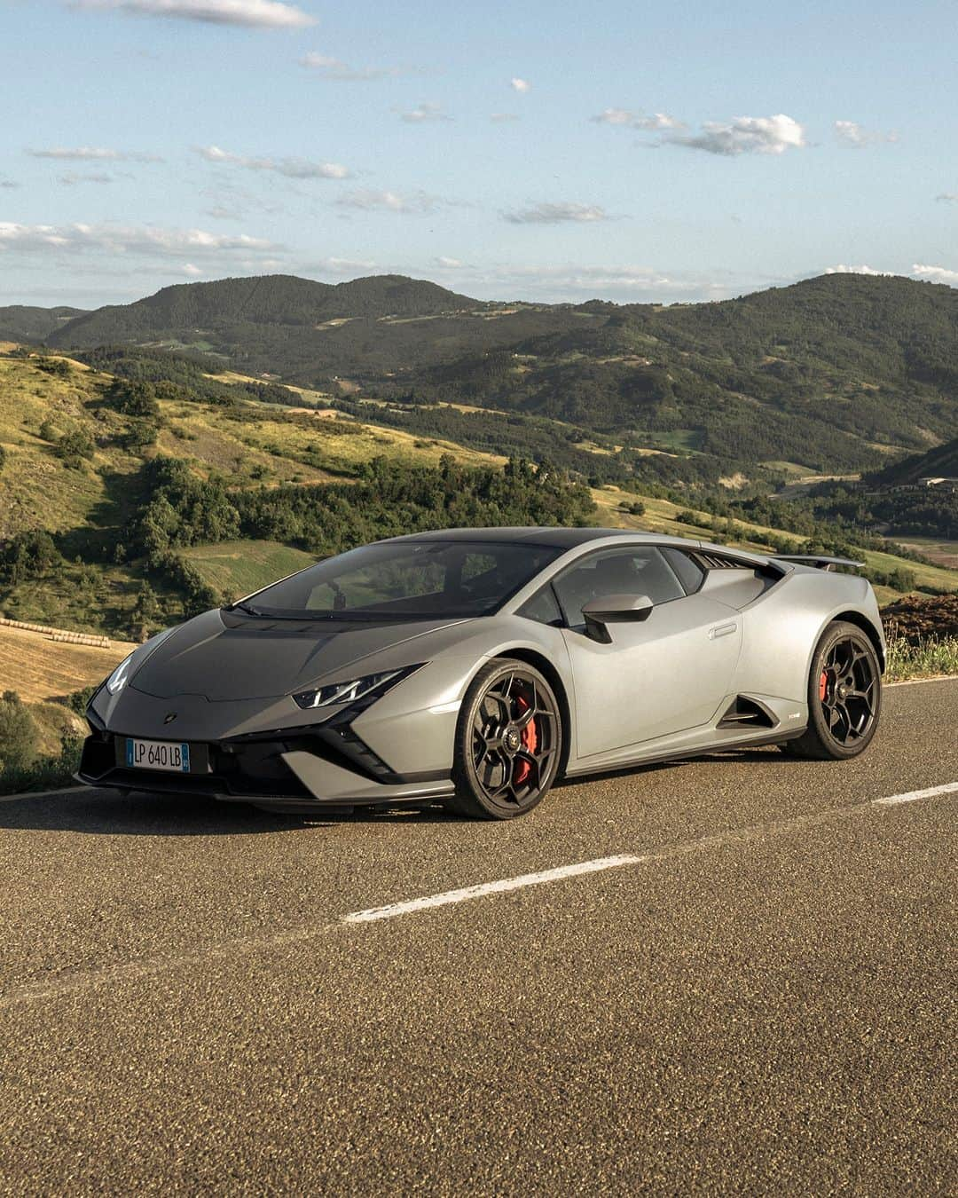 ランボルギーニさんのインスタグラム写真 - (ランボルギーニInstagram)「Which super sports car can transform any road into a playground? It’s Huracán Tecnica, born to bring out the mind and attitude of a pilot in every driver.  Captured by @worldstreetgraph   #Lamborghini #HuracanTecnica #TakeAllYourSoulsToDrive  __ Huracán Tecnica: fuel consumption combined: 14,5 l/100km (WLTP); CO2-emissions combined: 328 g/km (WLTP)」12月4日 18時21分 - lamborghini