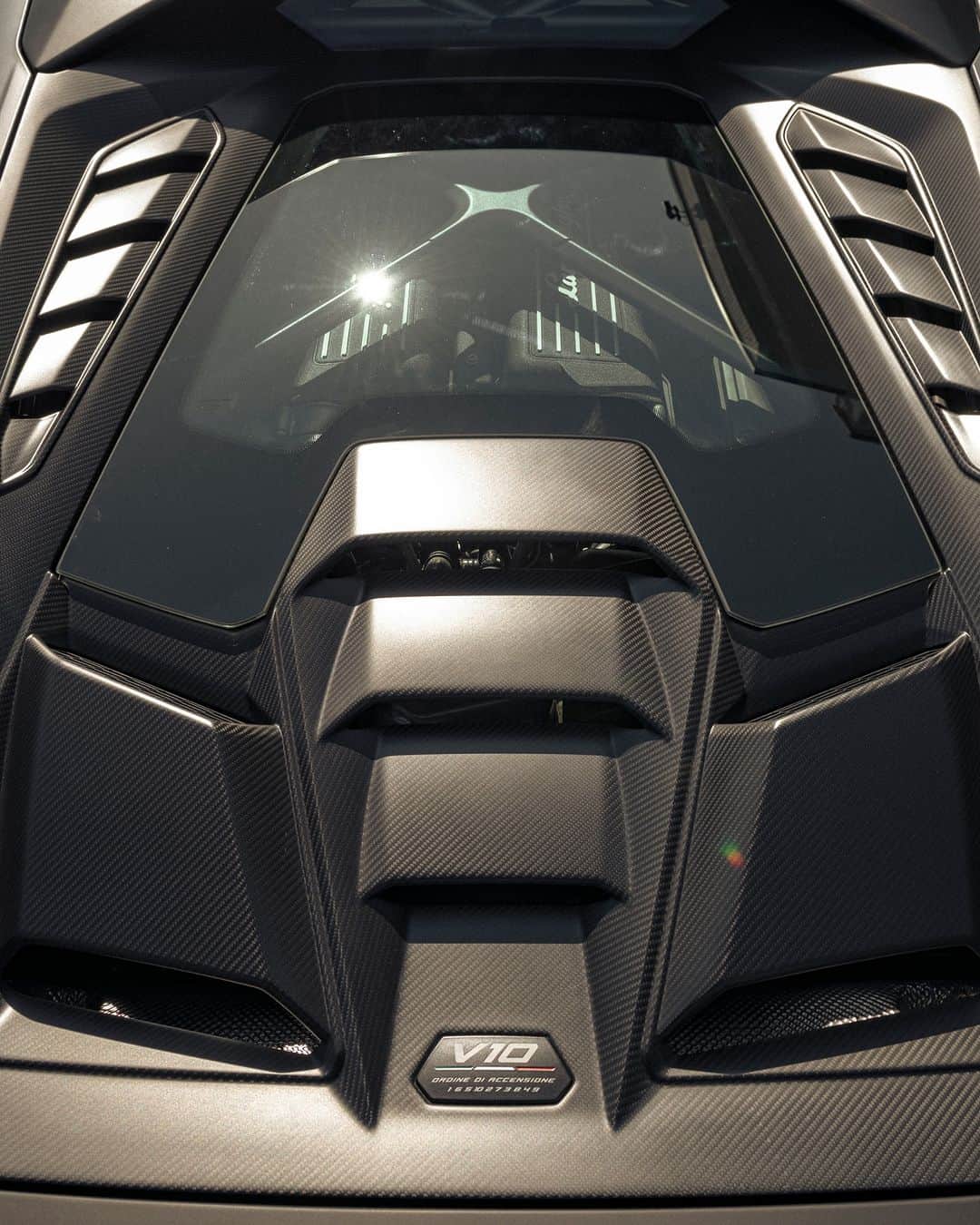 ランボルギーニさんのインスタグラム写真 - (ランボルギーニInstagram)「Which super sports car can transform any road into a playground? It’s Huracán Tecnica, born to bring out the mind and attitude of a pilot in every driver.  Captured by @worldstreetgraph   #Lamborghini #HuracanTecnica #TakeAllYourSoulsToDrive  __ Huracán Tecnica: fuel consumption combined: 14,5 l/100km (WLTP); CO2-emissions combined: 328 g/km (WLTP)」12月4日 18時21分 - lamborghini