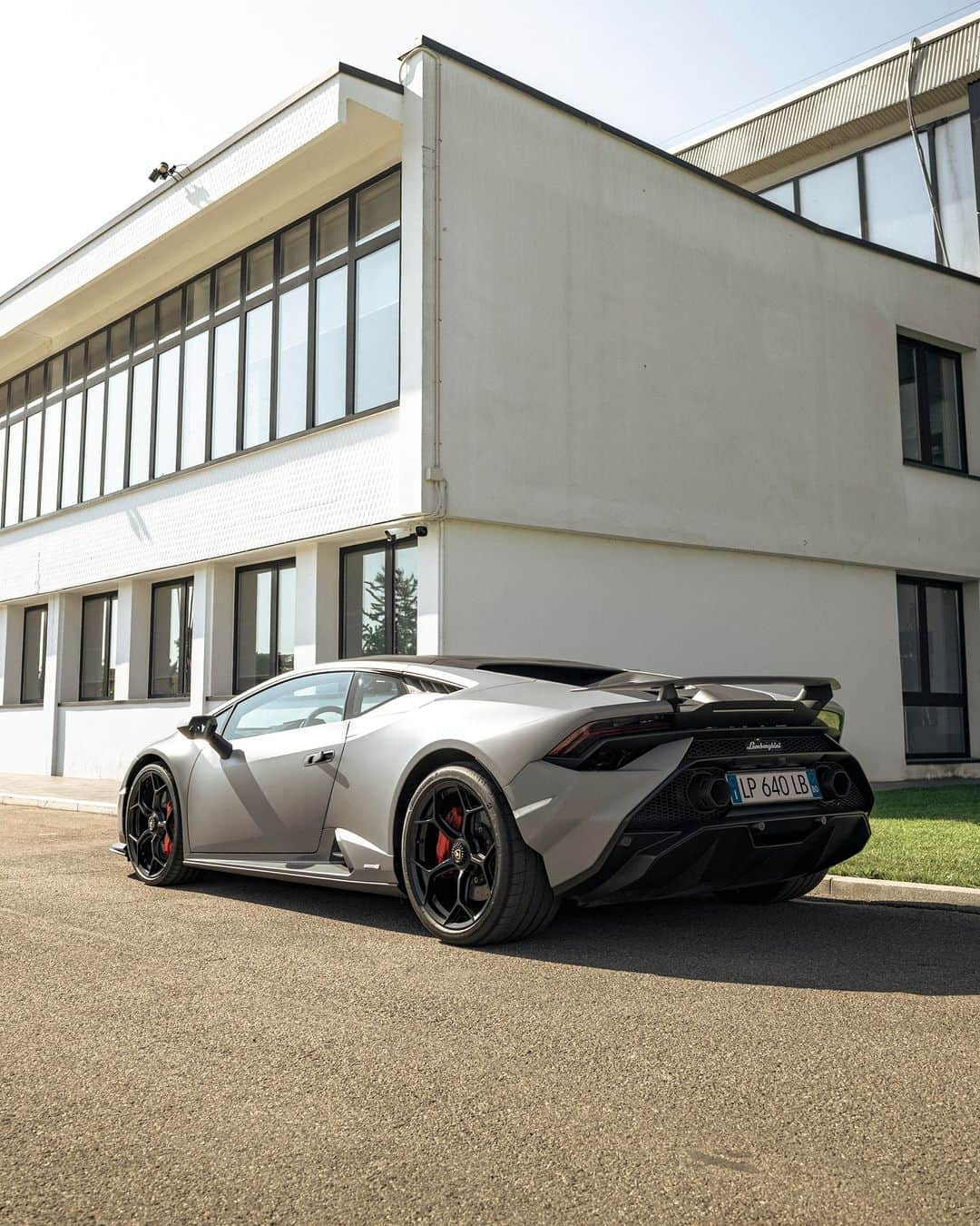 ランボルギーニさんのインスタグラム写真 - (ランボルギーニInstagram)「Which super sports car can transform any road into a playground? It’s Huracán Tecnica, born to bring out the mind and attitude of a pilot in every driver.  Captured by @worldstreetgraph   #Lamborghini #HuracanTecnica #TakeAllYourSoulsToDrive  __ Huracán Tecnica: fuel consumption combined: 14,5 l/100km (WLTP); CO2-emissions combined: 328 g/km (WLTP)」12月4日 18時21分 - lamborghini