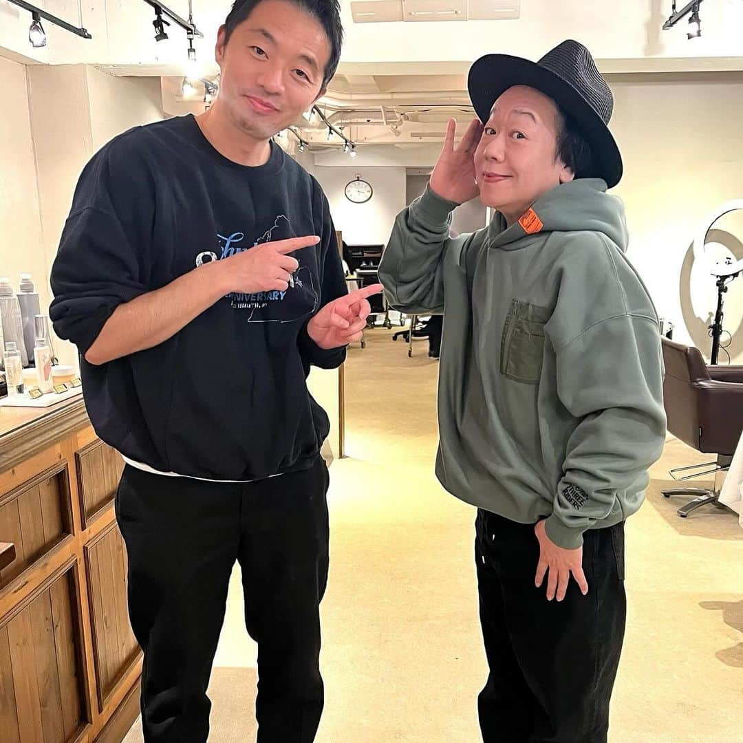 しげるちゃんさんのインスタグラム写真 - (しげるちゃんInstagram)「ふとインスタ投稿に、気を抜いていたら遂に12月に突入🎄🎅 焦って年末年始に向けて美活動の予約をしてます（笑）　 先日は、表参道の @rima.hair.naoto へ髪の毛をカットしに行ってきたぁ（年内もう1回は行く予定）この日は、YANUKのブラックデニムでオールブラックコーデのはずが・・７３Rから届いたカーキ色のフーディーを合わせて、見えないソックスもカーキで合わせてみた💚💚 急に寒くなってきたけど、皆様にとっても楽しい12月になりますように　 #rima #サロン #美容院 #表参道 #美活動 #yanuk #73r #ootd #12月 #年末 #忘年会 #神カット #カリスマ美容師  #ブラックコーデは楽だから頼りがち #笑」12月4日 18時22分 - shigeru39