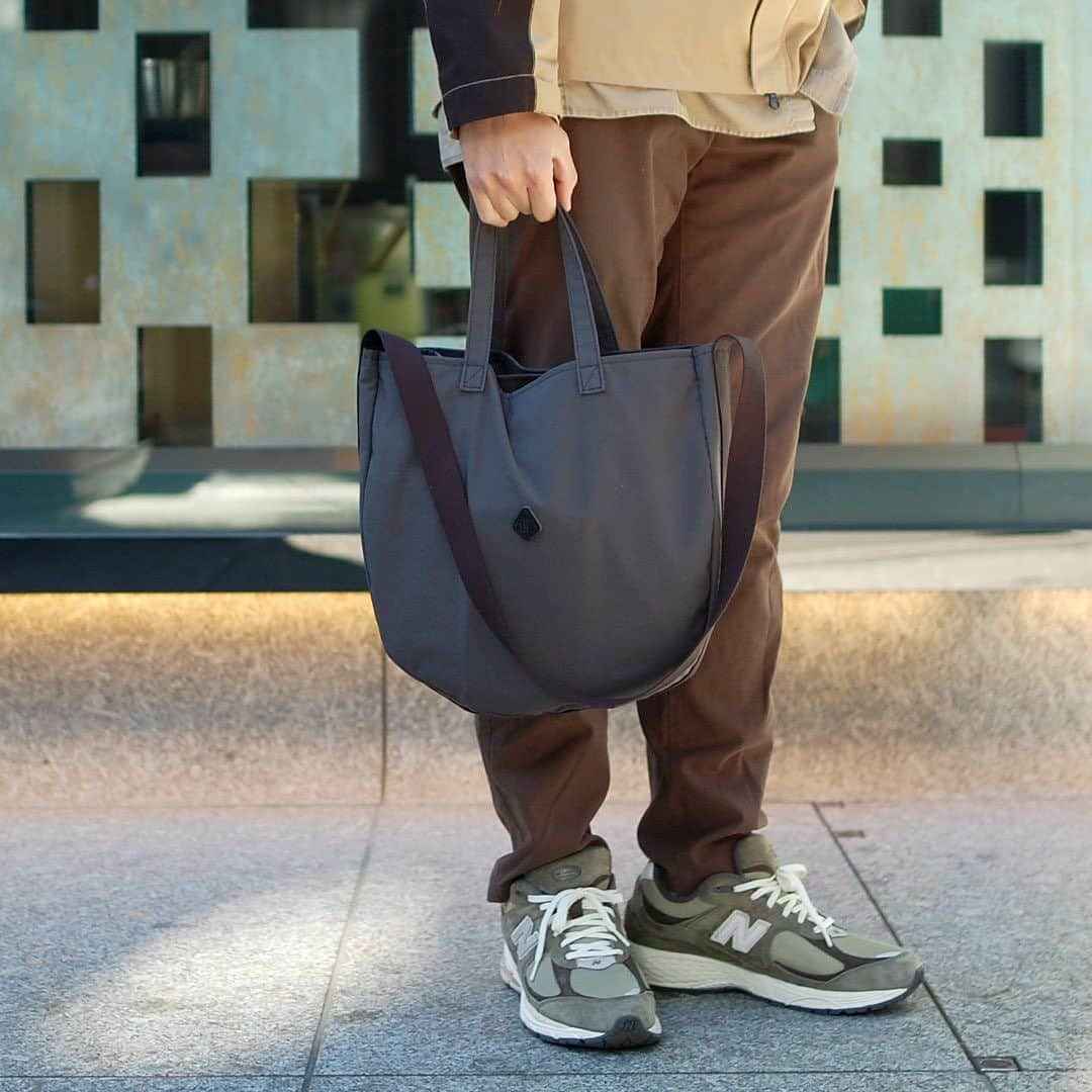 CLEDRAN_JAPANのインスタグラム：「心も足取りも軽やかに ナイロンバッグで快適な毎日を。  POID 2WAY ROUND BAG  シャカシャカとした質感がカジュアル感を薫らせるナイロン仕立て。薄く柔らかな本体は荷物量によってそのシルエットをくったりと替え、見た目以上に多くのコンテンツを収めてくれます。  そして、なんといっても軽やかな持ち心地が魅力。【182g】という軽量が、快適なお出かけをアシストしてくれそうです。  暮らしに便利に馴染んでくれる2WAY仕様も頼れる要素のひとつ。ハンドルの他にも短めのショルダーが不足しているので、手持ちや肩掛け等、様々な持ち方に対応してくれます。  洒落感のあるくすんだカラーも推しポイント。控えめなカラーバリエーション・男女問わず持てるシンプルなデザインのバッグは、お揃いやギフトとしてもどうぞ♪  —————————  ＼配送&ラッピング無料！ノベルティもプレゼント！／ CLEDRAN online store @cledran_japan プロフィールページURL▷ONLINE STORE  ＼来て見て触って確かめられる／ CLEDRAN shop list 大阪本店 @cledran_osaka 東京店 @cledran_tokyo 名古屋ラシック店 @cledran_lachic  各店舗、オンラインストアで在庫状況は異なります。気になる商品はお店に足を運ぶ前に電話で確認するのがオススメ。商品によってはお取り寄せやお取り置きも承っています。  —————————  #cledran #クレドラン #CledranJapan #日本製 #madeinjapan #ナイロンバッグ #nylonbag #軽量鞄 #ユニセックス #ジェンダーレス #ギフトにオススメ #お揃いにオススメ #兼用使い」