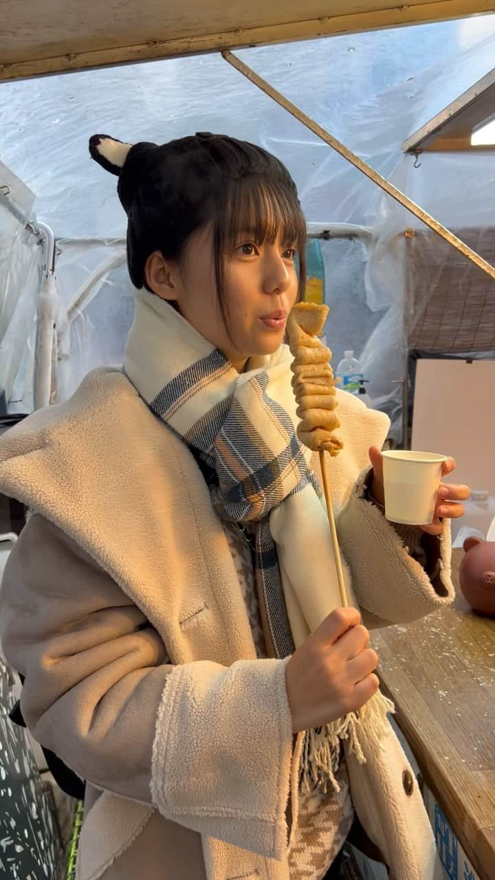 松島かのんのインスタグラム：「明洞の屋台でおでんを食べたよ🍢 日本では食べたことないおでん美味しかった😋🩵 イモトのWi-Fiがあるから調べたり動画撮ったりスムーズに出来たよᕷ*.°  #松島かのん #制コレ22 #準グランプリ #リール #動画 #リール動画 #イモトのwifi #イモトのwifiダンス #韓国 #明洞 #おでん #黒髪 #セミロング #jk #ljk #17歳 #06 #follow #followme」