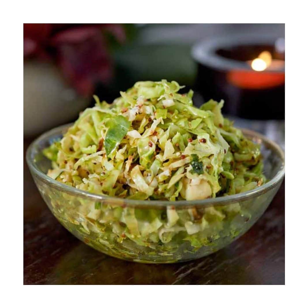 メアリー・マッカートニーのインスタグラム：「Now that it’s December I’m starting to think about the Festive holidays. This month I’ll post some of my tried and tested recipes that my family and I enjoy to eat for Christmas dinner x Mary  Starting with   BRUSSEL SPROUTS STIR FRY  INGREDIENTS 1 tablespoon Dijon mustard 2 tablespoons white wine vinegar 1 tablespoon runny honey (or agave syrup) 2 tablespoons olive oil 400g Brussels sprouts, trimmed and thinly sliced 1 tablespoon chopped fresh parsley  sea salt and freshly ground black pepper, to taste  METHOD In a large bowl, whisk together the mustard, white wine vinegar and honey.  Heat a large frying pan until hot, add the oil and toss in the Brussels sprouts. Cook for 2 minutes, shaking the pan, until the sprouts are just starting to colour. Add the dressing and cook for a further minute. Turn off the heat then toss in the parsley and season with salt and pepper. Transfer to a warmed dish and serve immediately.   #vegetarianchristmas #veggiechristmas #veggiechristmasdinner」
