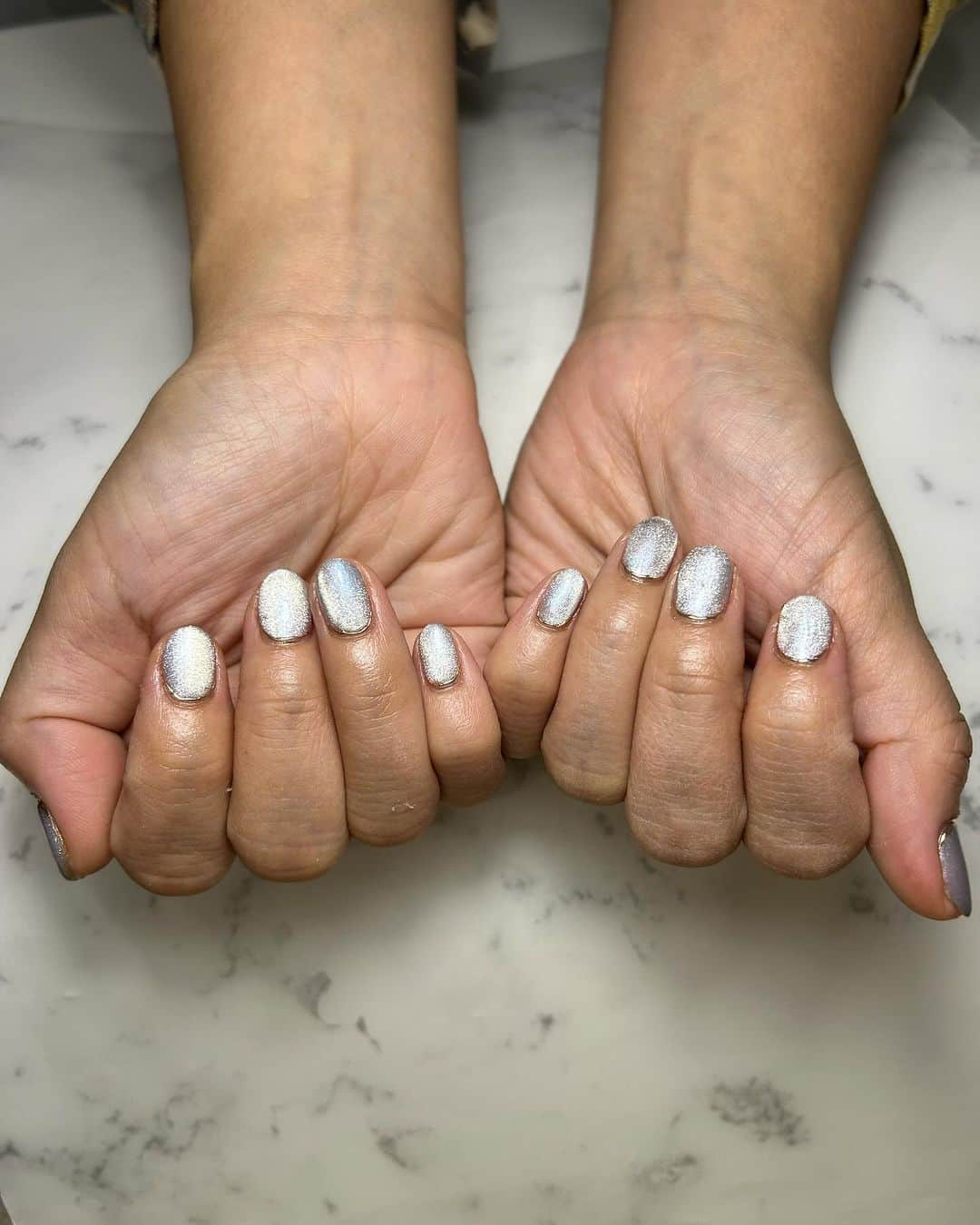 世手子のインスタグラム：「#PR  The most beautiful nail finish💅✨ Located near the auspicious station⛩️ Combination of magnetic nails and mirror🧲🪞🌟 12/10 #弾き語りライブ なので @nailroom_chiharu で #マグネットネイル してもらいました╰(*´︶`*)╯♡ 感動の仕上がり🥹 #大師前駅 初めておりた٩(๑❛ᴗ❛๑)۶ 駅近でとても #縁起がいい 👏 水色のマグネットネイルにラインは #ミラーネイル でキラキラ感が素晴らしい(*´∀｀*) #クリスマスライブ にぴったり(●´ω｀●) しかも #フィルイン 対応してくれます❣️ 素晴らしい👍 ライブ楽しみだなぁ(*≧∀≦*) #ライブネイル  #コンサートネイル  #音楽ネイル  #ピアノネイル  #ピアノ弾き語り  #シンガーソングライター」