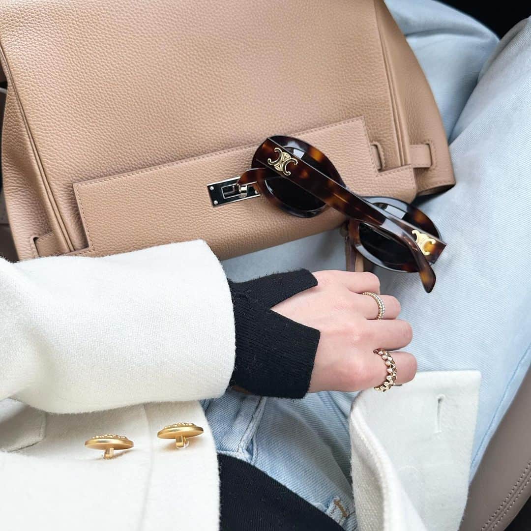 kyoco_ococのインスタグラム：「朝晩とだいぶ寒くなってきた🥹  車移動だとやっぱりジャケットが動きやすくて 重宝するなぁ😌 朝晩は上から厚手のアウターも羽織れちゃうし👍🏻  気づいたら好きな感じの色味🤍  jacket @_bluelea_  bag @hermes sunglasses @celine」