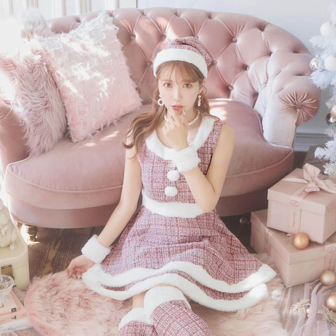 シュガーさんのインスタグラム写真 - (シュガーInstagram)「𝑺𝒂𝒏𝒕𝒂 𝒄𝒐𝒍𝒍𝒆𝒄𝒕𝒊𝒐𝒏 🎄🔔  三上悠亜(@yua_mikami )が着る ピンクサンタさん🧸💖  【2段フレアスカートツイードサンタ】 絶妙なツイード柄にときめく...🤍 2段フレアでボリュームのあるスカート レッグウォーマーでスタイルUP◎ 🔍No.8250SBdzcj ¥9,980+tax  #ピンクサンタ #ワンピースサンタ #ツイードサンタ #サンタコス #サンタコスチューム #サンタコスプレ #サンタクロース #サンタコスプレ #クリスマス #クリスマスイベント #クリスマスパーティー #コスプレ #cosplay #コスプレ通販 #santaclaus #christmas #christmasparty #サンタ買うならシュガー」12月4日 18時29分 - dress_sugar