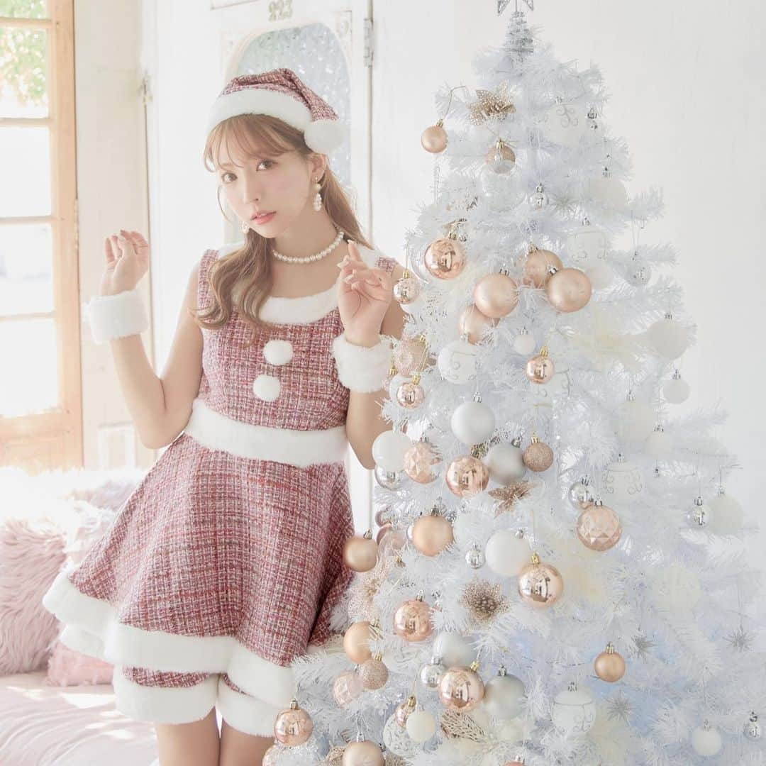 シュガーさんのインスタグラム写真 - (シュガーInstagram)「𝑺𝒂𝒏𝒕𝒂 𝒄𝒐𝒍𝒍𝒆𝒄𝒕𝒊𝒐𝒏 🎄🔔  三上悠亜(@yua_mikami )が着る ピンクサンタさん🧸💖  【2段フレアスカートツイードサンタ】 絶妙なツイード柄にときめく...🤍 2段フレアでボリュームのあるスカート レッグウォーマーでスタイルUP◎ 🔍No.8250SBdzcj ¥9,980+tax  #ピンクサンタ #ワンピースサンタ #ツイードサンタ #サンタコス #サンタコスチューム #サンタコスプレ #サンタクロース #サンタコスプレ #クリスマス #クリスマスイベント #クリスマスパーティー #コスプレ #cosplay #コスプレ通販 #santaclaus #christmas #christmasparty #サンタ買うならシュガー」12月4日 18時29分 - dress_sugar