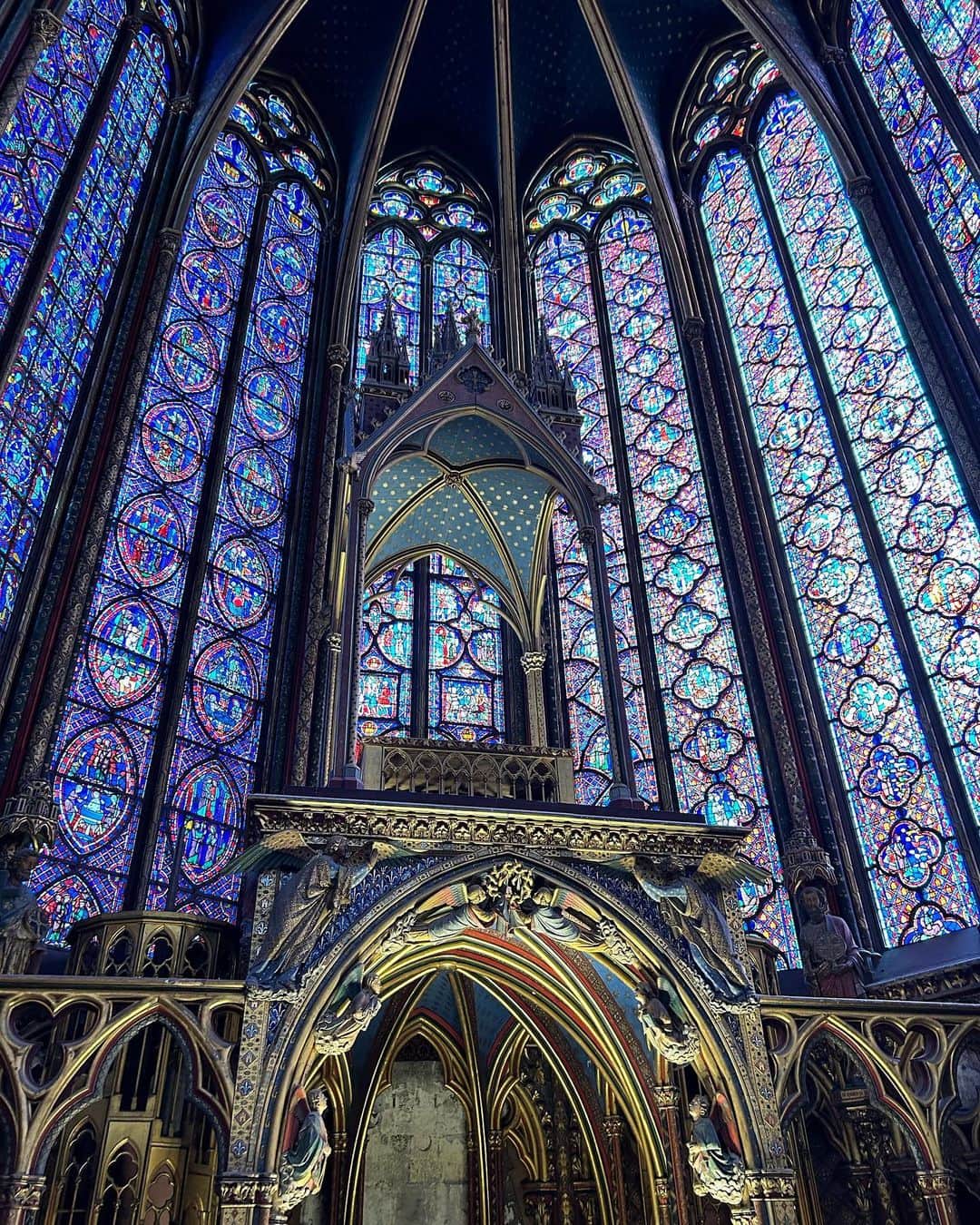 柳田菜月のインスタグラム：「サントシャペル大聖堂⛪️ . パリで1番行きたかった場所 とにかく美しいステンドグラスが圧巻でした！ 行ってよかった✨ . #パリ旅行 #パリ #観光 #サントシャペル  #ステンドグラス #おすすめ #paris #travel」