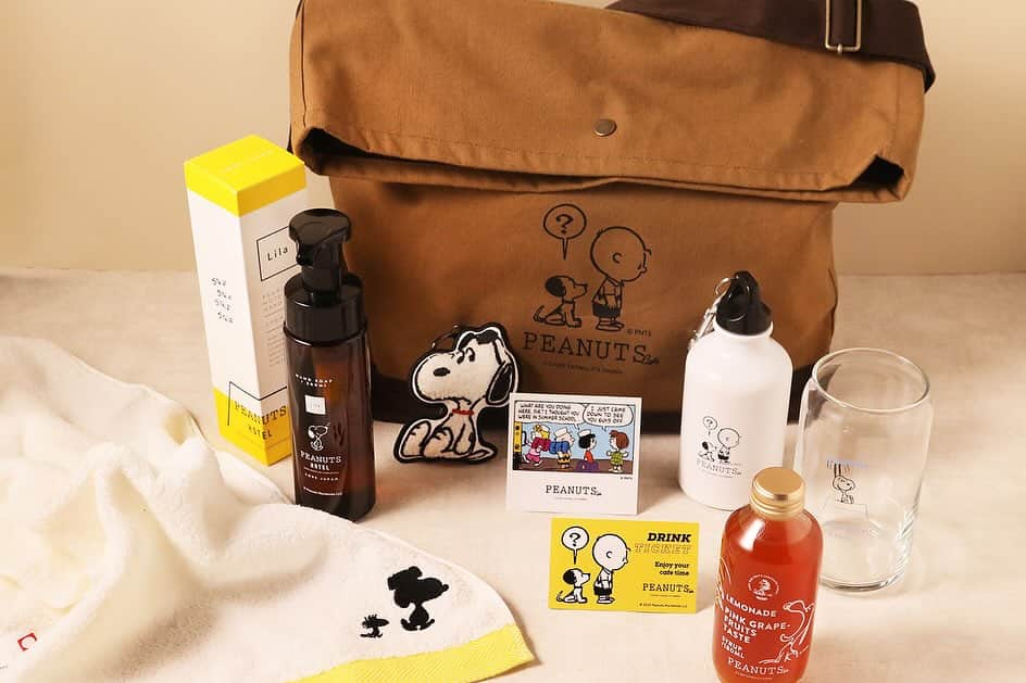 ピーナッツ カフェさんのインスタグラム写真 - (ピーナッツ カフェInstagram)「coming soon... | GOODS  \ 数量限定！ / スヌーピーのオリジナル限定バッグに、店舗で使えるドリンクチケット付き、LUCKY BAGが登場！  毎年、予約開始直後にご注文が殺到するほど人気のLUCKY BAG！ ご好評につき4度目となる今年も、廃棄される食材を染料に加えたFOOD TEXTILEの素材を使い、メッセンジャーバッグの仕様になって登場。  “今しか手に入らない”限定デザインのバッグやオリジナルアルミボトル、人気の定番アイテムが入ったLUCKY BAGは今年も見逃せません！  □2024 LUCKY BAG (ドリップコーヒー/エキナセア) 各¥12,650（tax in）  様々なラインナップの中からランダムにチョイスされた2万円相当のアイテムに加え、レモネードやミルクセーキなどのお好きなドリンクが店舗でお楽しみいただけるチケット付き！ 心躍るアイテムがたくさん詰まったLUCKY BAGを、この一年頑張った自分へのご褒美にいかがですか？  ———————  ‐店舗販売日時 ※年始の営業時間は変更する場合がございます。引き続き、公式HPやSNSにてご確認ください。 2024年1月1日(月) ・PEANUTS Cafe 神戸、SUNNY SIDE kitchen(原宿)（10:00〜） ・PEANUTS Cafe 大阪（11:00〜） 2024年1月2日(火) ・PEANUTS Cafe 中目黒、スヌーピーミュージアム(南町田)（10:00〜） ・PEANUTS Cafe 名古屋、博多 (11:00～)  ———————  ■店舗に買いに行けない方でも安心！オンラインショップでは今年も先行予約を承ります！ ランダムで入った人気商品の詰め合わせはご自宅に届いてからのお楽しみ。 今年頑張った自分へのご褒美に、届くまでのドキドキを楽しみながらお待ちください！  -オンラインショップ先行予約販売 2023年12月7日(木)10:00より ※お一人様 一色につき2個まで。 ※予定数が無くなり次第終了となります。  -お届けについて 2023年12月25日(月)より順次発送 ※年末年始の物流増加、天候によりお届けが遅れる場合がございます。   ————————  さらに、PEANUTS FRIENDS CLUB会員様限定！いち早くゲットできるチャンス到来！ PEANUTS FRIENDS CLUB(ピーナッツ フレンズ クラブ)の会員様限定で、オンラインショップ先行販売に先駆けてのご注文を承ります。 詳細は、公式ファンクラブのご案内をご確認ください。   詳しくは、@peanutscafe_tokyo トップのリンクより、HPにてご確認ください。」12月4日 18時31分 - peanutscafe_tokyo