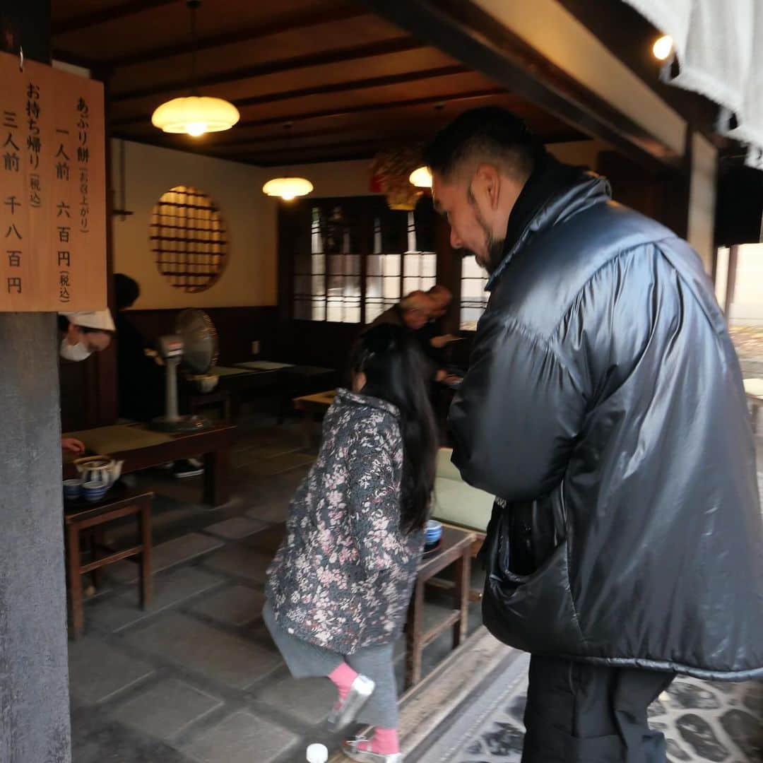 岡田美季のインスタグラム：「あぶり餅が美味しかった🤤 左右どっちが良いのかわからずでタクシーの運転手さんが良く行くと言ってたかざりやへ少し並んで入って娘もペロリ。 清水寺も行って食べ歩きして紅葉も残ってて綺麗だった🍁 お次は大阪へ。 #京都」
