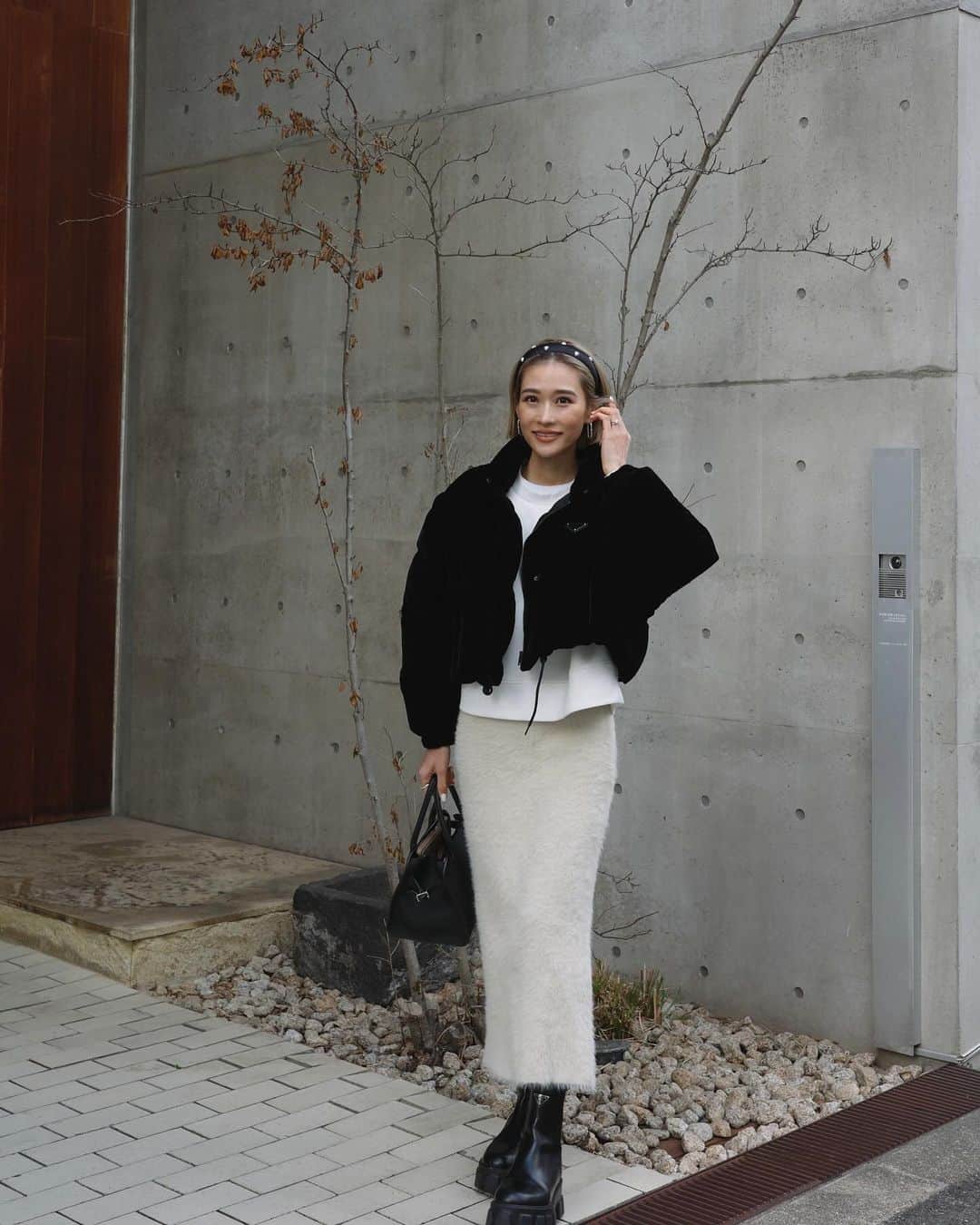 小梶恵莉のインスタグラム：「. 着るのを楽しみにしてた @prada のベロアダウン🫶🏼🫶🏼  9月に買ってて、 寒くなるのが遅くてやっと着れた☺❣️🤣  この前韓国での戦利品カチューシャを 珍しくつけてみた🫣 (でもやっぱり耳横痛くなるうぅ😛💦)  人気だったニットスカートは ほんまに暖かくて履きやすいので 心からオススメアイテムですー☺🤍 本日20:00〜再販スタートです❣️  #ellie_jp」