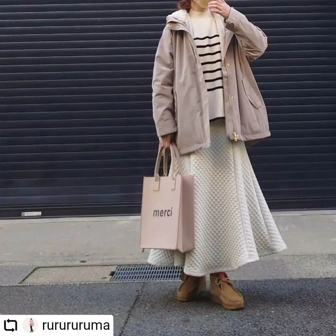 ikkaさんのインスタグラム写真 - (ikkaInstagram)「@rurururuma さま🌟 素敵な投稿ありがとうございます☺️  #Repost @rurururuma with @let.repost  • • • • • • · · ·  ニット＆キルトスカート🤍 　アウターはふわふわファーが暖かい🐑  ·  『ikka』　@ikka_official 　■【雑誌InRed12月号掲載】【親子おそろい】ファーライナー3WAYミドルマウンテンパーカー  　ふわふわのファーライナーが気持ち良くて暖かい🤍 　ライナーは取り外しできてそれぞれ単体でも着用できる3WAYです🎵   ■【雑誌InRed12月号掲載】【親子おそろい】クリーミーサイドスリットプルオーバー  　　　滑らかな肌触りの着心地良いニット🤍 　　　サイドスリット入りで後ろはちょうどお尻をカバーしてくれる丈です🍑 　　　カジュアルにも◎きれいめにも◎  · 　暖かみあるフェルトにロゴが可愛いトートバッグ 　　■フェルトトートバッグ  　　　@florge_by_florist  ·  ■キルトマーメイドスカート 　@coca_official_store  ■ワラビー 　clarks  ·  #PR #ikka #florist   #冬コーデ  #プチプラ高見えコーデ  #きれいめカジュアル#大人カジュアルコーデ  #ootd #cocaコーデ #大人可愛いコーデ #大人カジュアル #淡色コーデ #淡色女子 #ニットコーデ #アウターコーデ  #ニットコーデ」12月4日 18時32分 - ikka_official