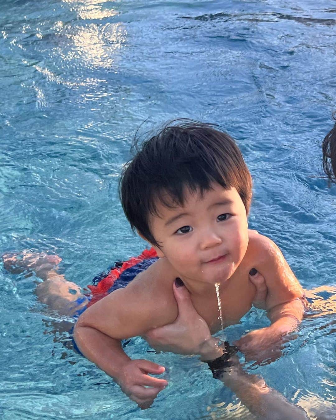 安田華乃さんのインスタグラム写真 - (安田華乃Instagram)「👦🏻水遊び大好きで、大興奮でしたっ🚿 冬でもプール入れるし(水温40℃) 子連れに最高だったなぁ🥰  #母と息子」12月4日 18時42分 - nanochuuun_