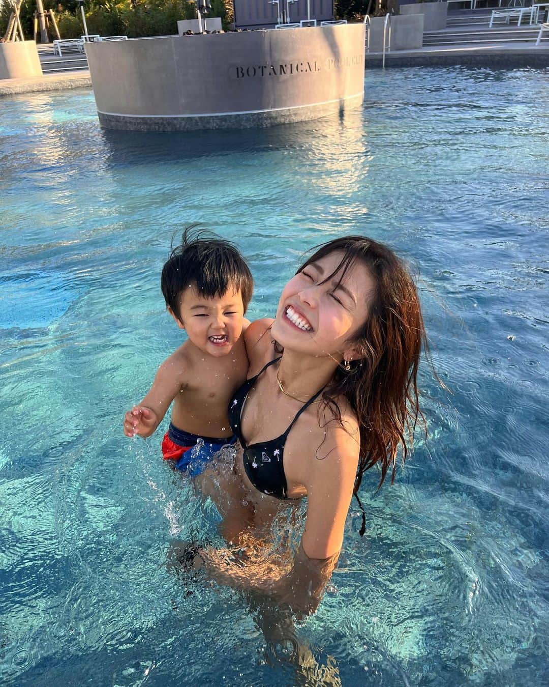 安田華乃のインスタグラム：「👦🏻水遊び大好きで、大興奮でしたっ🚿 冬でもプール入れるし(水温40℃) 子連れに最高だったなぁ🥰  #母と息子」