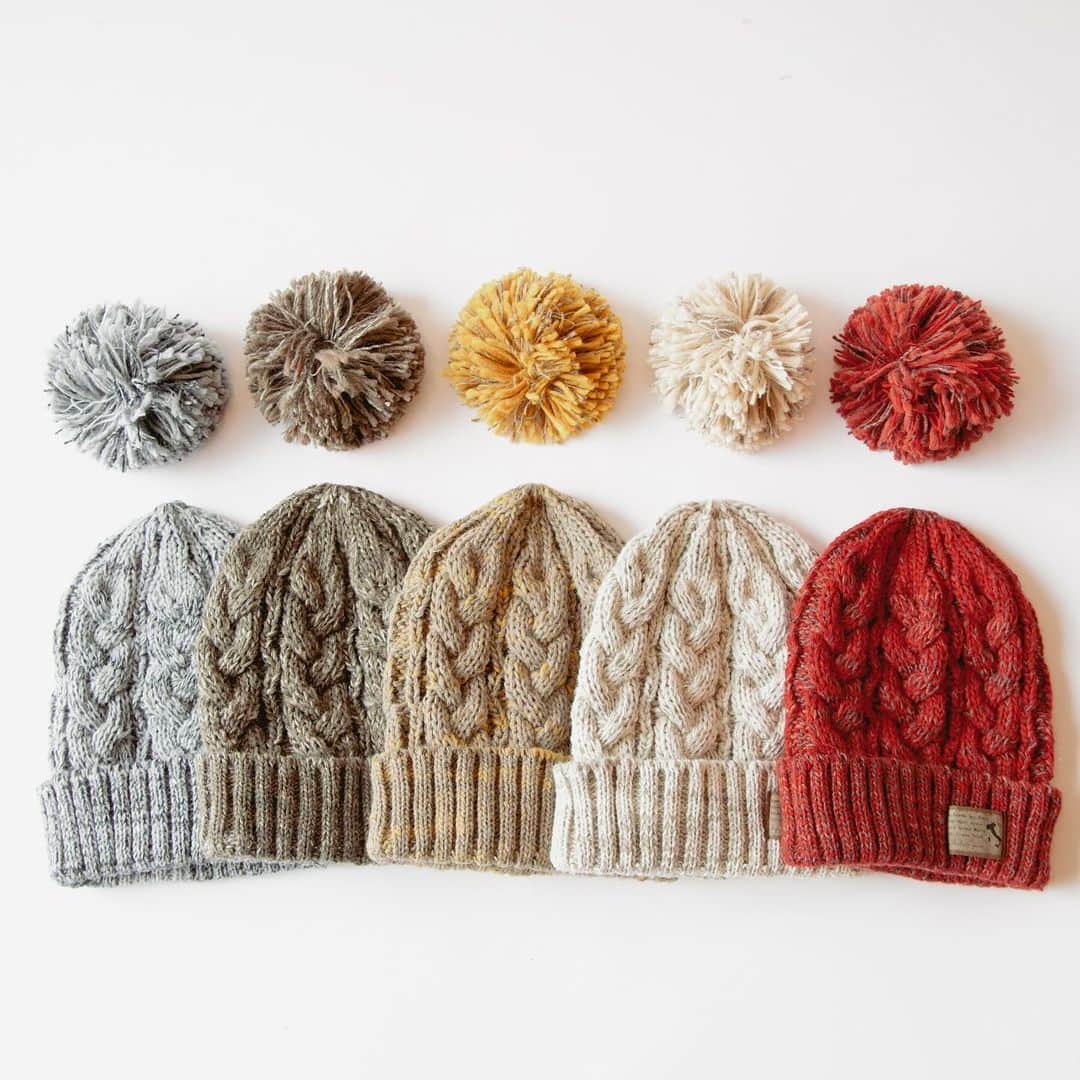 【公式】帽子専門店イチヨンプラス さんのインスタグラム写真 - (【公式】帽子専門店イチヨンプラス Instagram)「. ポンポンがついた、高品質で柔らかいイタリア糸を使用したニット帽。  レトロな雰囲気のタグと、多色で編まれた色合いは、モノトーンになりがちな冬のコーディネートを、鮮やかに彩ります♪  ポンポンはピンで取り外し可能です。トップにボリュームがあるため、ゆったりと被っていただけます。  是非、クリスマスのプレゼントにいかがでしょうか🎁  ▼商品名 #イタリア糸ポン付ケーブルワッチ ▼商品コード #100758   ¥5200(税込) Color:black,gray,beige,brown,pink/red,pink/red(2),yellow,blue,blue(2) Size:Free  ._______________________________________⠀⠀⠀   商品や色々なシーンに合わせた帽子コーデ、帽子にまつわるHOW TOをお届けしています♪ 最新情報はアカウントをCheck！ 👉@14plusjp . .________________________________________⠀⠀⠀ #イチヨンプラス #帽子 #帽子コーデ #ニット#ニットコーデ#ギフト#クリスマスギフト#プレゼント#冬コーデ」12月4日 18時43分 - 14plusjp