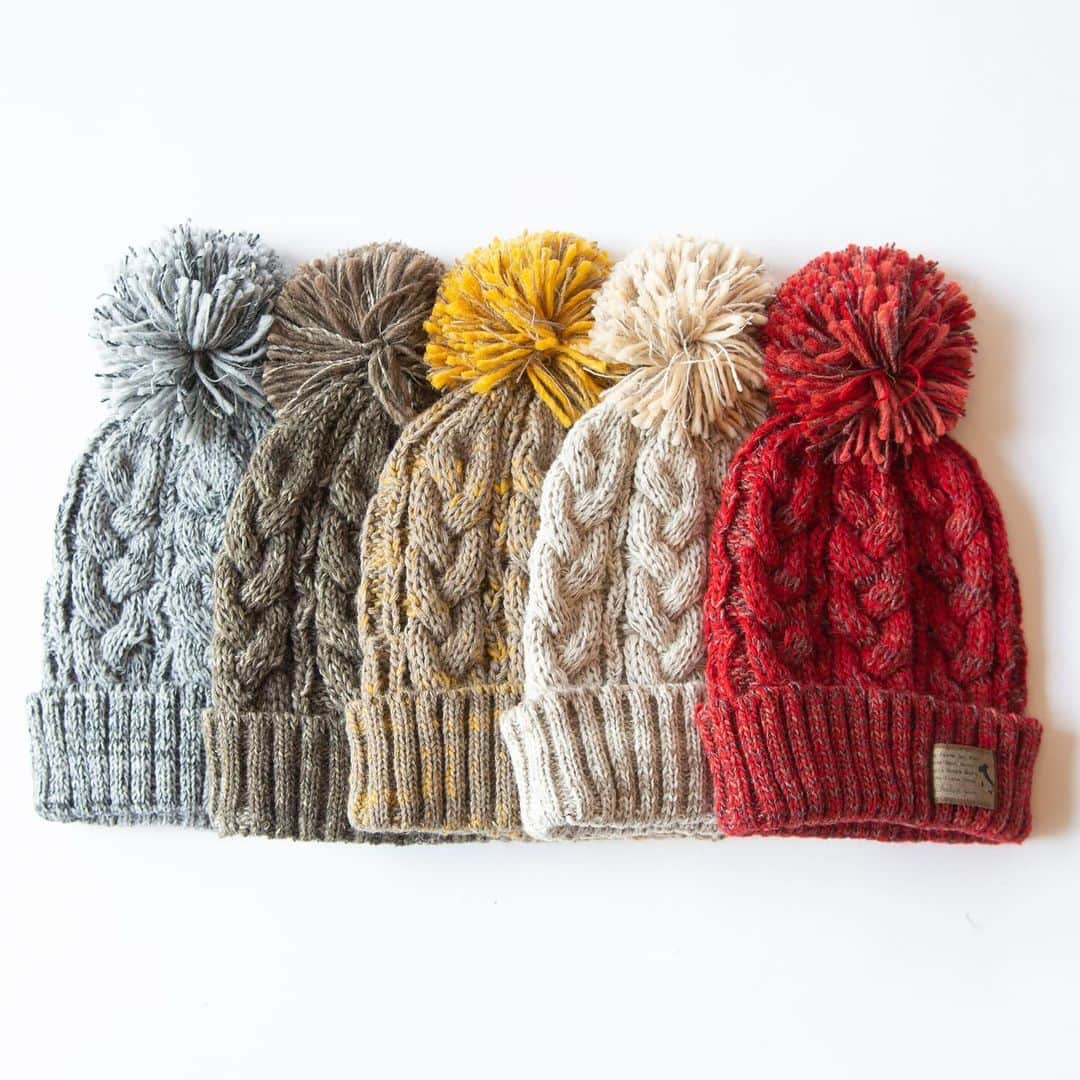 【公式】帽子専門店イチヨンプラス さんのインスタグラム写真 - (【公式】帽子専門店イチヨンプラス Instagram)「. ポンポンがついた、高品質で柔らかいイタリア糸を使用したニット帽。  レトロな雰囲気のタグと、多色で編まれた色合いは、モノトーンになりがちな冬のコーディネートを、鮮やかに彩ります♪  ポンポンはピンで取り外し可能です。トップにボリュームがあるため、ゆったりと被っていただけます。  是非、クリスマスのプレゼントにいかがでしょうか🎁  ▼商品名 #イタリア糸ポン付ケーブルワッチ ▼商品コード #100758   ¥5200(税込) Color:black,gray,beige,brown,pink/red,pink/red(2),yellow,blue,blue(2) Size:Free  ._______________________________________⠀⠀⠀   商品や色々なシーンに合わせた帽子コーデ、帽子にまつわるHOW TOをお届けしています♪ 最新情報はアカウントをCheck！ 👉@14plusjp . .________________________________________⠀⠀⠀ #イチヨンプラス #帽子 #帽子コーデ #ニット#ニットコーデ#ギフト#クリスマスギフト#プレゼント#冬コーデ」12月4日 18時43分 - 14plusjp