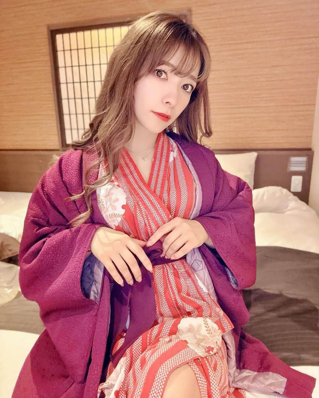 岩根沙恵子?さえみるのインスタグラム：「👸 旅館に泊まって浴衣で写真〜🤳👘🩷 顔が小さくなったのわかるかな？🤤 最後の写真は施術後のすっぴんぼさぼさ🤫  この間ね、 私の大好きな紗栄子さんや小嶋陽菜さんが通っている ゴットハンド・岩井先生のもとへ行ってきたのです✨ (ドクターボディ 恵比寿店) @iwai7   カウンセリングと施術はアシスタントさんが行い、 足を伸ばしてほぐしてもらうと・・・ なぜかフェイスラインが上がりました🤣  その後も肩や首、 そして小顔矯正をしていくのですが 整形級に変わっていってびっくり🤣🤣🤣💦  人中が短くなったり、頬の幅が狭くなったり🥹 矯正ってすごいなあと🥹✨  撮影の前の駆け込み寺になっている理由がわかりました🥰  歯茎や歯を押したりと痛いの連続でもありましたが なんとか耐えられました☺️笑  矯正し続けたら、整形せずにキレイになれるのかな♡  #PR  #ドクターボディ恵比寿店 #恵比寿小顔 #恵比寿小顔マッサージ #美顔術 #整形級小顔 #糸リフト小顔 #GDサロン #ドクターボディ #浴衣姿 #浴衣女子 #旅館デート #高級旅館 #芸能人御用達」