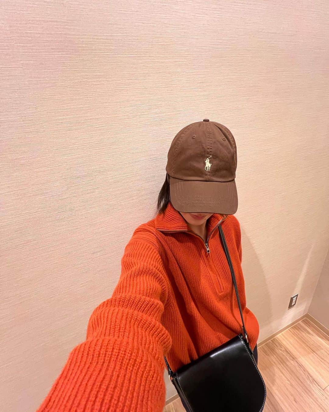 今田美奈さんのインスタグラム写真 - (今田美奈Instagram)「🥕みたいにオレンジな日( ◠‿◠ ) 12月なのにいつもより暖かいような、秋なような気候🍂 でも、朝と夜は寒いね。風邪気をつけなきゃ🤧  @uniqlo_jp  UNIQLO:Cのこのニット可愛すぎてやっと着れた🧶色違いも欲しいナ」12月4日 18時34分 - _minaimd.j_