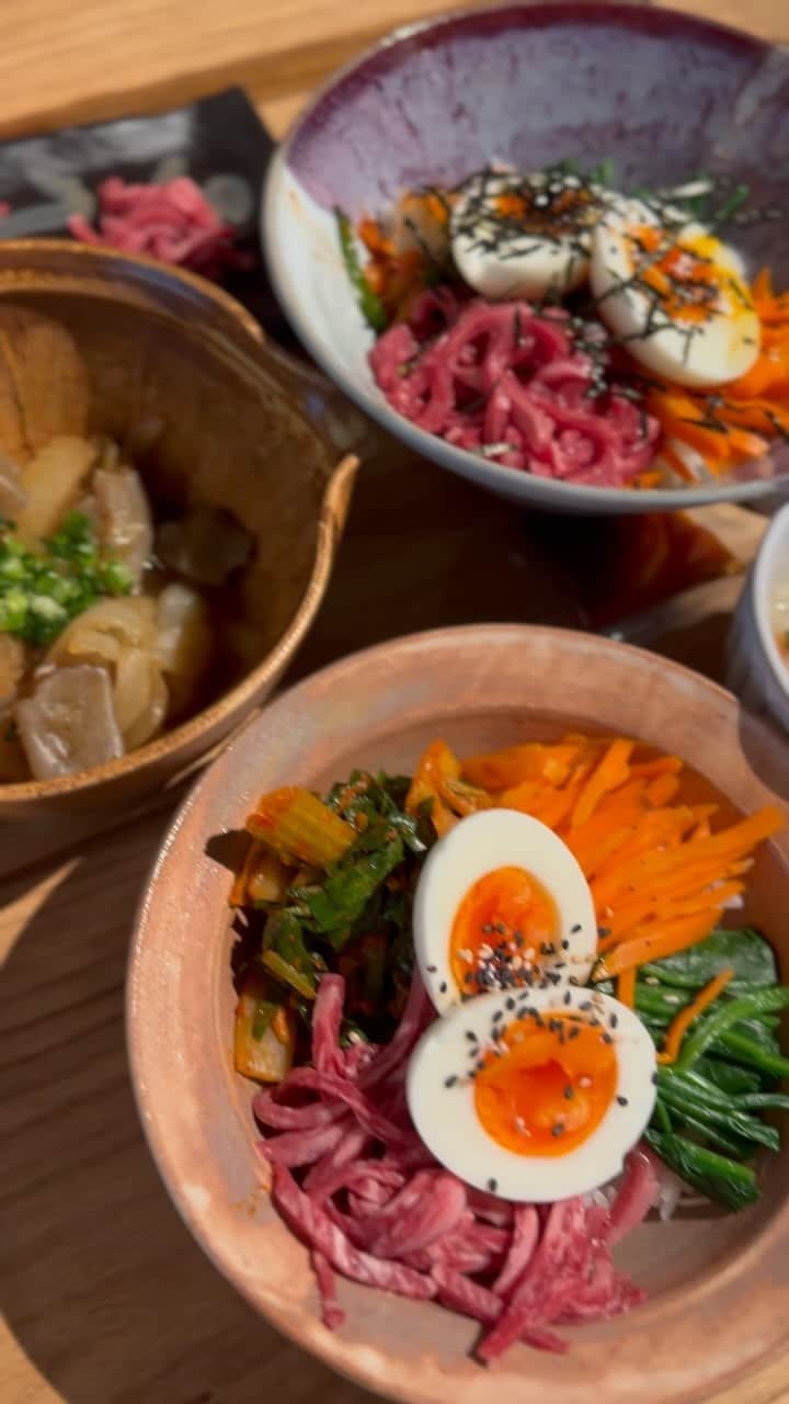 ちゃぴさんのインスタグラム：「この間急遽始めたインスタライブで作ったビビンバ🇰🇷  レンチンした千切りにんじんに胡麻油と塩胡椒🥕 ほうれん草はサッと茹でて 茹で卵は7分茹でた後に氷水で急速に冷やす🥚 ちょっと残ってたニラをキムチで炒めて 通販で買った低温調理されてるユッケ🥩  大根とこんにゃくの甘辛煮をテキトーに味付けして炊飯器で通常炊きで放置！ さつまいも蒸したのにパサパサになったので煮物に変身させましたがあんま美味しくなかったwwww  完全に嫁にいけるビジュしてると思う　#自分で言うな　笑」