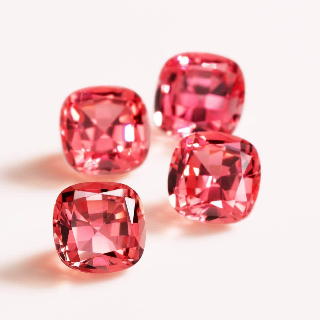 ビズーのインスタグラム：「【New Item】Lab Grown Color Stone / padparadscha sapphire  50年後、100年後も 宝石を愛でるために  2022年5月、ビズーは初めて「ラボグロウン・カラーストーン」の取扱いをスタートしました。  天然石は、自然が生み出した限りある資源。だからこそ、地球からの贈りものであるその存在に感謝し、一生大切に出来るジュエリーをお届けすること。同時に、人の知恵が生み出した技術を活用し、今の時代の課題に取り組んでいくことで、資源を大切に、無理なく、無駄なくジュエリーをお届けしていくことが、私たちのあるべき姿だと考え、この決断をしました。  スタートから約一年半、お客様からも多くの反響をいただきました。長い時間をかけて地球が生み出した輝きも、自然の素材を元に人の知恵が生み出した輝きも、どちらも、それぞれの美しさがある。それを自由に楽しんでいただく姿を目にして「この活動を始めて良かった」と、未来に向けての小さな一歩を進められたような気持ちにもなりました。  今夜ご紹介するのは「パパラチアサファイア」。原石の少なさに加え、「パパラチア」と呼ばれるオレンジとピンクを同時に感じられる色、選別基準の厳しさから、出会うことさえ困難な宝石です。  そんなパパラチアサファイアの原鉱石を活用し、地中で結晶が育つ環境を再現し、再結晶化させることで生み出された今回のルース。初めて目にした時、私たちも「これぞパパラチア」と言える色彩、貴石ならではのシャープなテリ、そして透明感に一目惚れ。地球に優しいピンクを、ぜひあなたのお手元で愛でてください。  ※ビズーでは「パパラチアサファイア」の他に、「アレキサンドライト」「スタールビー」のラボグロウン・カラーストーンも展開しております。  #BIZOUX #colorstonejewelry #ビズー #カラーストーンジュエリー」