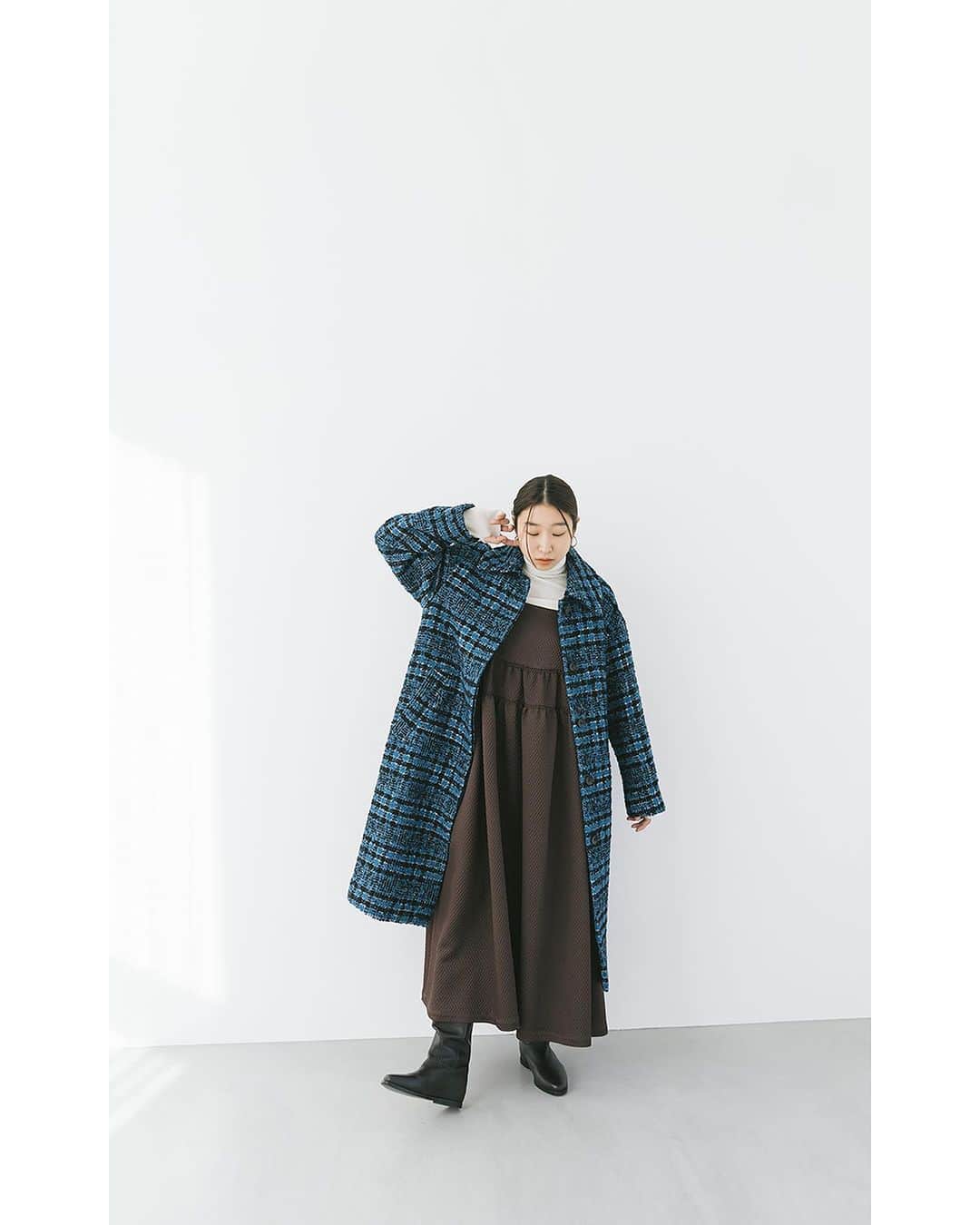 JOURNAL STANDARDさんのインスタグラム写真 - (JOURNAL STANDARDInstagram)「HORIDAYシーズン到来♡  寒さが本格的になってアウターが必要な今日この頃。 羽織るだけでおしゃれになる「アウター」をご紹介。  ———  ■AWツイードフリンジコート ¥50,600 tax included No.23020400100040  ■BALLIブルーチェックステンカラーコート 52.000 tax included No.23020400706040  ■BALLIツイードビッグカラーミドルコート 40.000 tax included No.23020400709040  ■ゼブラシャギーロングコート 52800 tax included No.23020400705040  ■ウールカシミヤホールガーメントタートル 16.500 tax included No.23080400331040  ■ウールカシミヤホールガーメントクルーPO 16500 tax included No.23080400332040  ———  #ジャーナルスタンダード #レディースファッション #ベイクルーズ #大人コーデ #冬服#冬物#冬コーデ#大人コーデ#30代コーデ#40代コーデ#冬コート#冬アウター#チェックコート#ロングコート#コートコーデ#ゼブラ柄#チャック柄」12月4日 18時37分 - journalstandard.jp