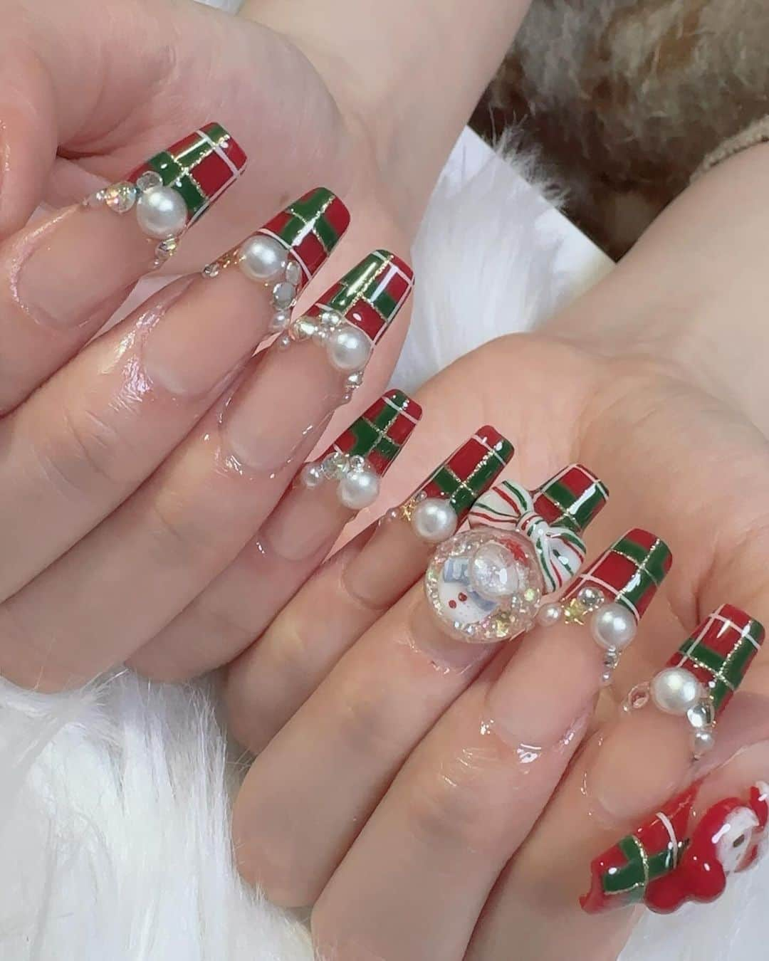 香織のインスタグラム：「クリスマス🎄❤️  #nail#nails#キャラネイル#バーチャルフレンチ#スカルプ#ロングスカルプ#チェックネイル#クリスマスネイル」