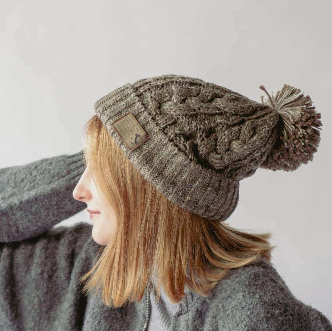 【公式】帽子専門店イチヨンプラス さんのインスタグラム写真 - (【公式】帽子専門店イチヨンプラス Instagram)「. ポンポンがついた、高品質で柔らかいイタリア糸を使用したニット帽。  レトロな雰囲気のタグと、多色で編まれた色合いは、モノトーンになりがちな冬のコーディネートを、鮮やかに彩ります♪  ポンポンはピンで取り外し可能です。トップにボリュームがあるため、ゆったりと被っていただけます。  是非、クリスマスのプレゼントにいかがでしょうか🎁  ▼商品名 #イタリア糸ポン付ケーブルワッチ ▼商品コード #100758   ¥5200(税込) Color:black,gray,beige,brown,pink/red,pink/red(2),yellow,blue,blue(2) Size:Free  ._______________________________________⠀⠀⠀   商品や色々なシーンに合わせた帽子コーデ、帽子にまつわるHOW TOをお届けしています♪ 最新情報はアカウントをCheck！ 👉@14plusjp . .________________________________________⠀⠀⠀ #イチヨンプラス #帽子 #帽子コーデ #ニット#ニットコーデ#ギフト#クリスマスギフト#プレゼント#冬コーデ」12月4日 18時44分 - 14plusjp