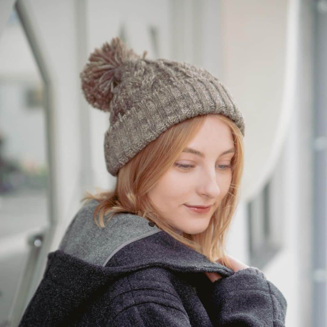 【公式】帽子専門店イチヨンプラス さんのインスタグラム写真 - (【公式】帽子専門店イチヨンプラス Instagram)「. ポンポンがついた、高品質で柔らかいイタリア糸を使用したニット帽。  レトロな雰囲気のタグと、多色で編まれた色合いは、モノトーンになりがちな冬のコーディネートを、鮮やかに彩ります♪  ポンポンはピンで取り外し可能です。トップにボリュームがあるため、ゆったりと被っていただけます。  是非、クリスマスのプレゼントにいかがでしょうか🎁  ▼商品名 #イタリア糸ポン付ケーブルワッチ ▼商品コード #100758   ¥5200(税込) Color:black,gray,beige,brown,pink/red,pink/red(2),yellow,blue,blue(2) Size:Free  ._______________________________________⠀⠀⠀   商品や色々なシーンに合わせた帽子コーデ、帽子にまつわるHOW TOをお届けしています♪ 最新情報はアカウントをCheck！ 👉@14plusjp . .________________________________________⠀⠀⠀ #イチヨンプラス #帽子 #帽子コーデ #ニット#ニットコーデ#ギフト#クリスマスギフト#プレゼント#冬コーデ」12月4日 18時44分 - 14plusjp