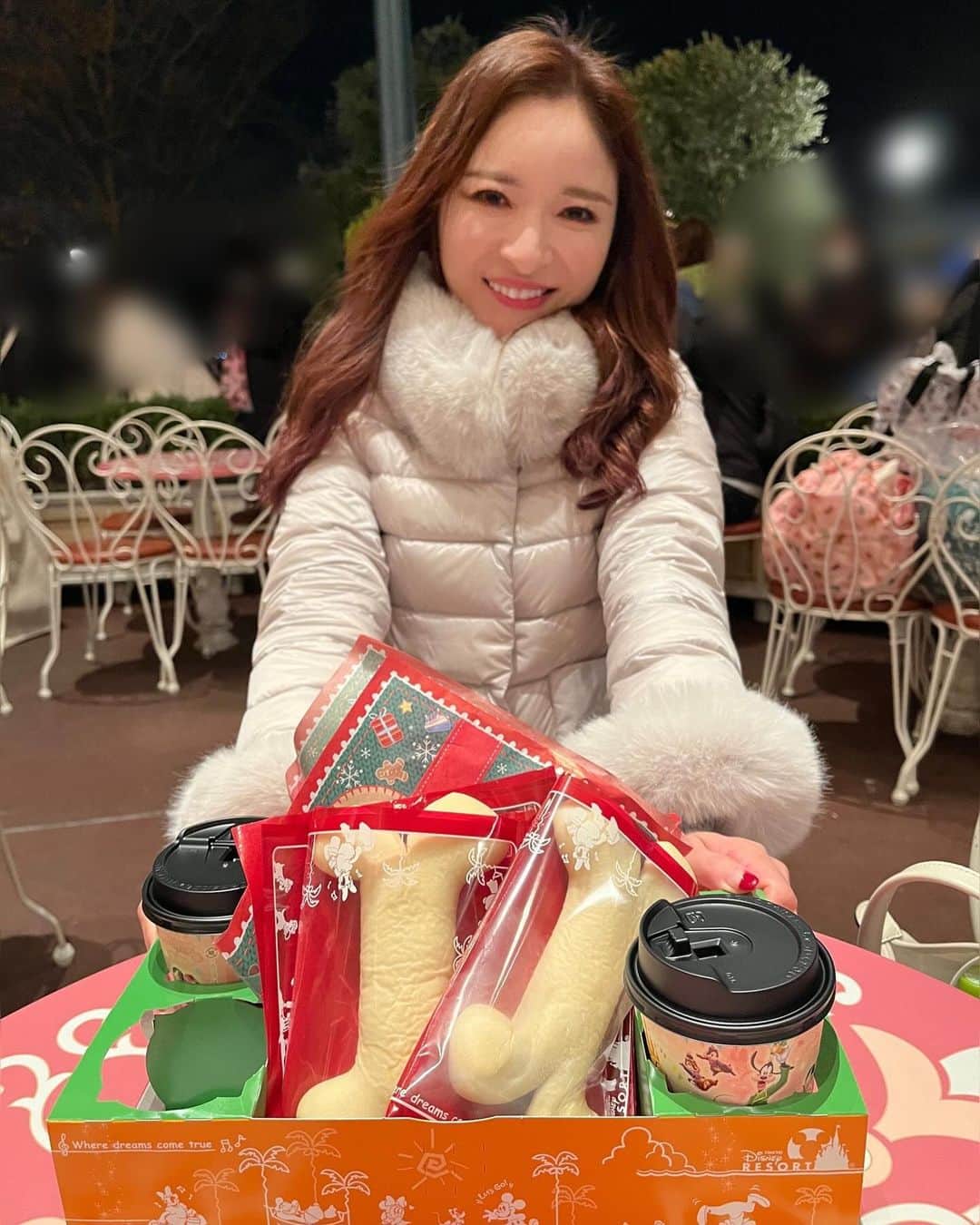 のインスタグラム：「またディズニー投稿。 普段、夜は炭水化物は食べない様にしていますが、この日は2万歩以上歩いたから、米粉のアンパン！これがまた美味しかった💓 🦴の形なのも可愛い🩷 寒かったけど、温かいカフェラテで元気になりました！  ・ #ディズニーコーデ #ディズニーランド#ディズニーリゾート」