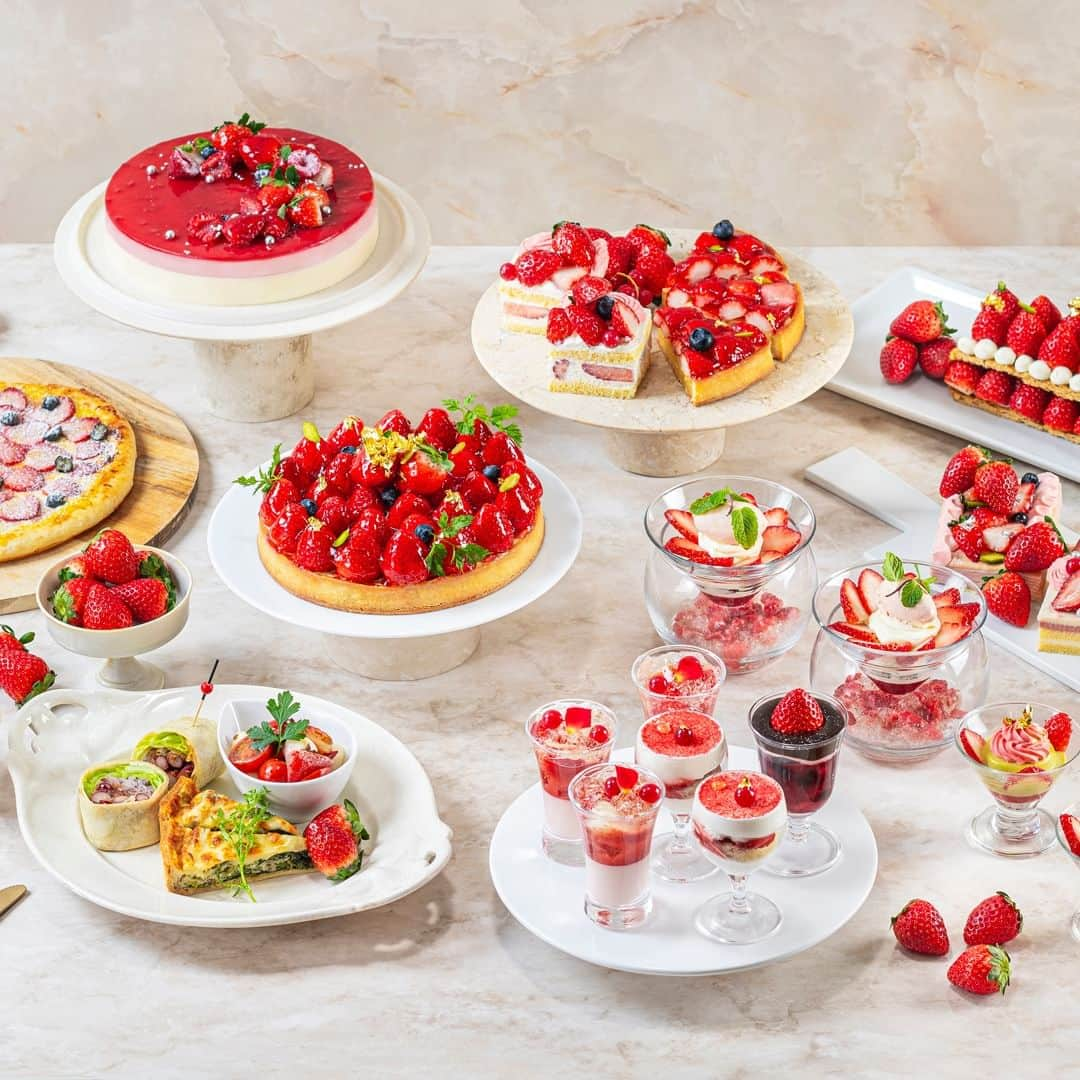 Sheraton Yokohamaのインスタグラム：「🍓ストロベリースイーツブッフェ🍓 スカイラウンジ「ベイ・ビュー」にて1/9(火)よりスタート！  「苺のタルト」や「苺のショートケーキ」など、旬の苺をたっぷりと使用したスイーツの数々をお楽しみいただけます。  ストロベリースイーツブッフェ ■場所：スカイラウンジ「ベイ・ビュー」 ■期間：2024/1/9(火)～4/30(火) ■料金：平日：大人￥6,500 子供(4歳～12歳)￥4,000 土日祝：大人￥6,800 子供(4歳～12歳)￥4,200  ご予約、詳細はプロフィールのリンクの「最新情報はこちら」からどうぞ➡️ @sheratonyokohama　　　　   #横浜ベイシェラトン #横浜 #横浜ホテル #横浜駅 #スイーツ #スイーツ好き #スイーツ巡り #ホテルラウンジ #季節のスイーツ #ホテルスイーツ  #いちごスイーツ #ストロベリーパフェ #フルーツパフェ #パフェ #ショートケーキ #スイーツブッフェ #デザートブッフェ #苺のタルト #苺のロールケーキ #ストロベリータルト #sheratonyokohama #sheraton #yokohamahotel #yokohama #strawberry #strawberrysweets」