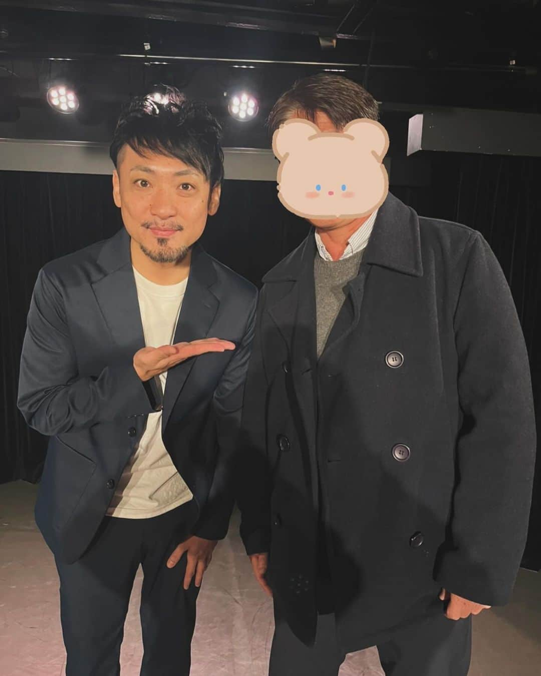 川口徹道さんのインスタグラム写真 - (川口徹道Instagram)「『担任の先生』  先日ライブ終わりに声をかけられ顔を見たら中学の担任の先生が見に来てました。  ビックリ！！！  話を聞いたら15年前ぐらいに出たネタ番組「爆笑レッドカーペット」を観て私が芸人やってると知ってくれたらしい。  しかも今回だけじゃなくちょこちょこ劇場に足を運んで頂いてたらしい…  先生は当時の文集を持ってきて私に見せてくれました。  いろんな思い出が蘇りました。  嬉しいなー！  どこで誰が見てるかわからないもんですね。  先生ありがとうございます。  これからも応援よろしくお願いします。  頑張ります。  #石神井南中学校  #川口徹道」12月4日 18時49分 - tetsumichi0609