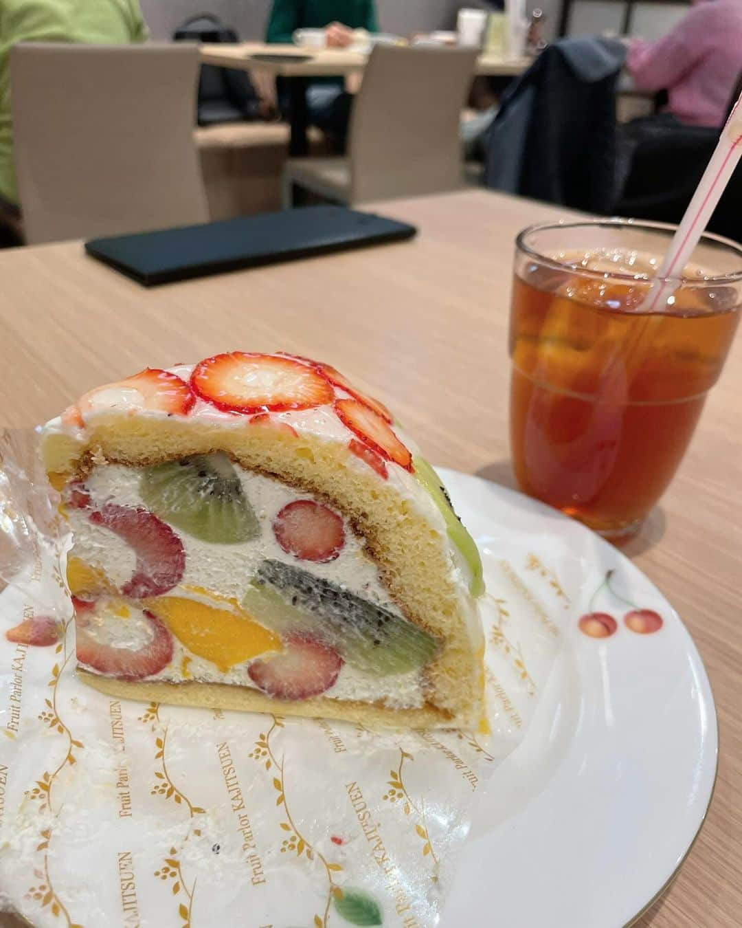 田中碧さんのインスタグラム写真 - (田中碧Instagram)「【🍰】 ⁡ そんなに食べてるわけじゃないはずなんだけど なんだかぷくぷく...🤣🤣🤣笑 ⁡ ⁡ #おやつ #カフェ #カフェタイム #果実園リーベル #フルーツケーキ #アナウンサー #田中碧」12月4日 18時59分 - aoi.tanaka.0523