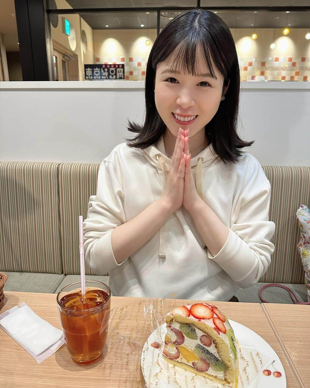 田中碧のインスタグラム：「【🍰】 ⁡ そんなに食べてるわけじゃないはずなんだけど なんだかぷくぷく...🤣🤣🤣笑 ⁡ ⁡ #おやつ #カフェ #カフェタイム #果実園リーベル #フルーツケーキ #アナウンサー #田中碧」