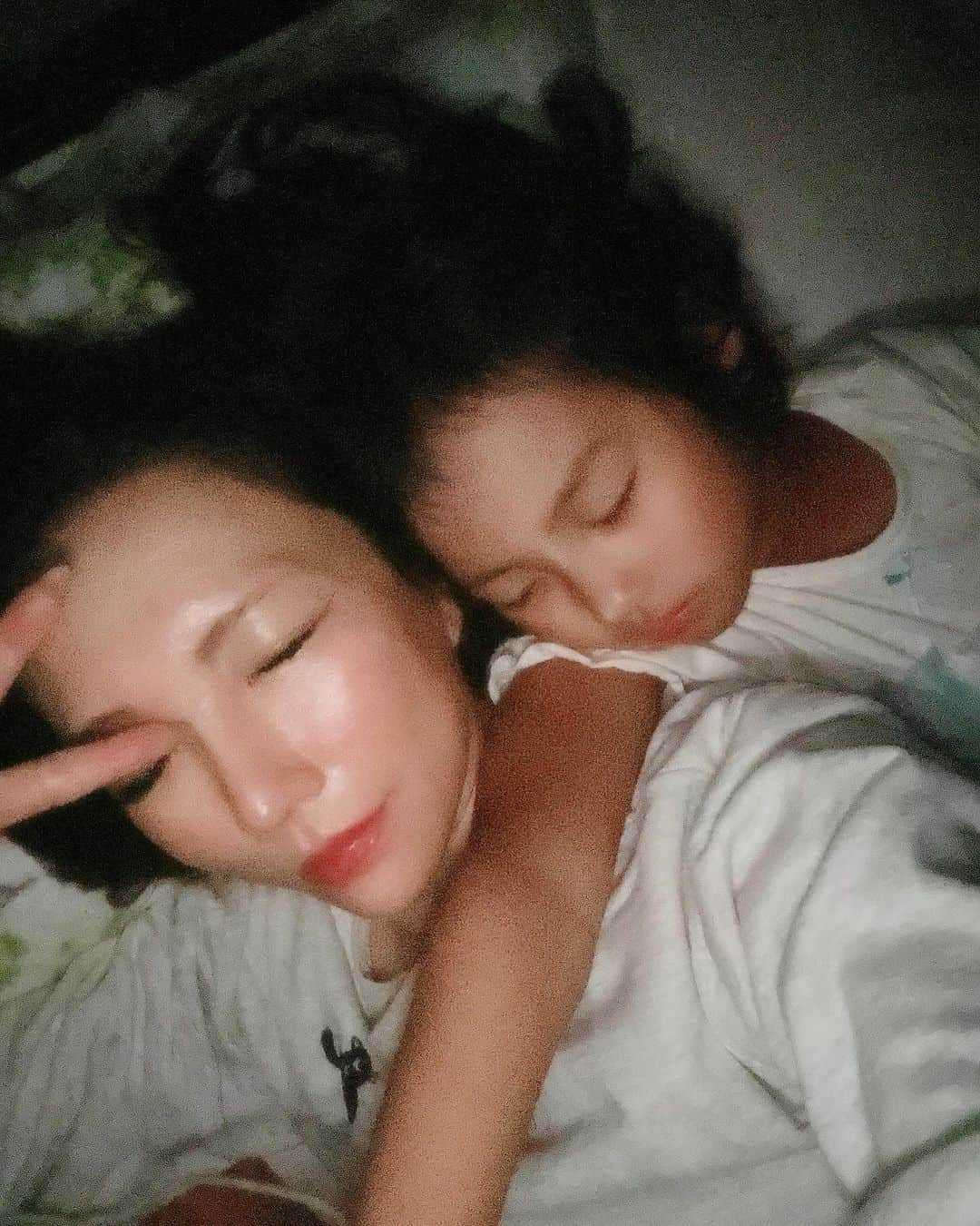 明星優花さんのインスタグラム写真 - (明星優花Instagram)「地元に帰った時は、いつも弟の子供たちが、どこまでもまとわりついてくるww笑笑 寝てても起きててもww 男の子達（末っ子）は私の脚が大好きすぎて、家でも車でも、外でもどこでも脚をスリスリwww  おばあちゃんにも会いに行けて、近くの遊び場行って…  可愛い🩷癒し☺️☺️  #インスタ女子 #インスタグラマー #インスタ映え #インスタ映えスポット  #インフルエンサー #TikTok #女社長 #女性起業家 #北海道 #北海道大好き  #自然 #自然が好き  #自然光  #自然が好きな人と繋がりたい  #自然大好き  #自然好き  #自然好きな人と繋がりたい  #自然写真  #自然派  #自然の美しさ  #自然がいっぱい  #自然風景  #大自然 #大自然満喫  #景色綺麗  #景色好きな人と繋がりたい  #景色最高  #景色写真  #景色が綺麗  #綺麗な景色」12月4日 19時00分 - yuka1219yuka